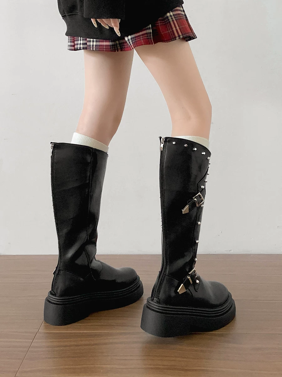 Giày bốt cao đến đầu gối đế xuồng chunky retro thời thượng màu đen dành cho nữ, mẫu mới thu đông 2025, tăng chiều cao, tôn dáng, kiểu dáng chữ V, kiểu dáng cưỡi ngựa