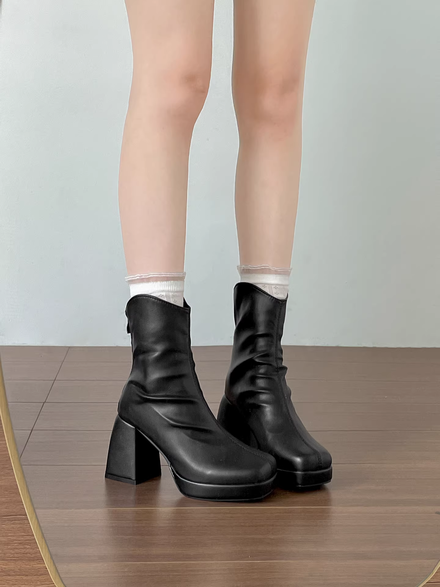 Giày bốt cao gót đen cổ điển dày dặn kiểu Anh dành cho nữ, mẫu mới thu đông 2025, phối chân váy, kiểu dáng thon gọn, lót lông cừu, bốt ngắn