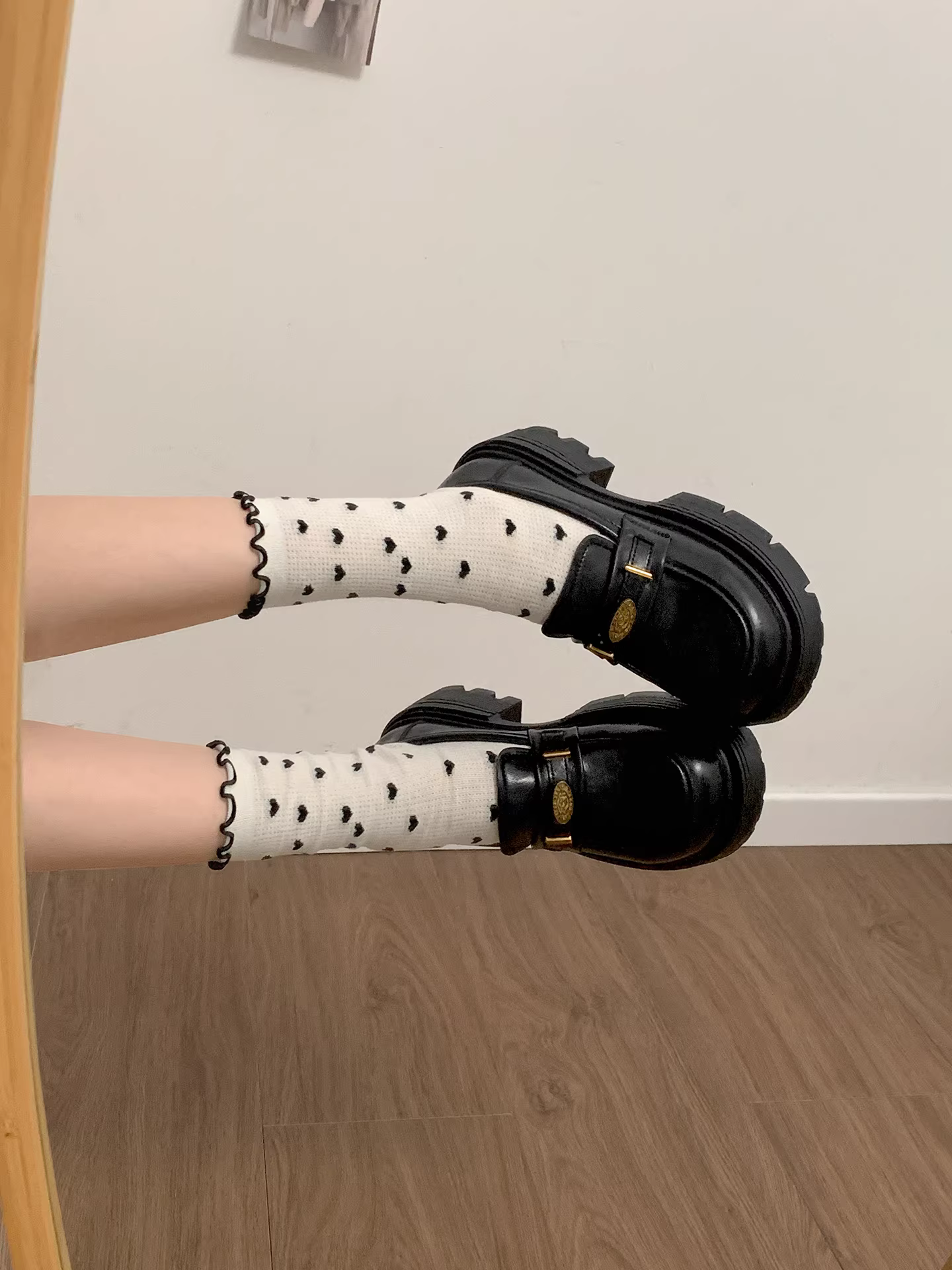 Giày da nữ đế dày kiểu Anh cổ điển màu đen, gót chunky, kiểu mới thu 2025, phối chân váy, tăng chiều cao.