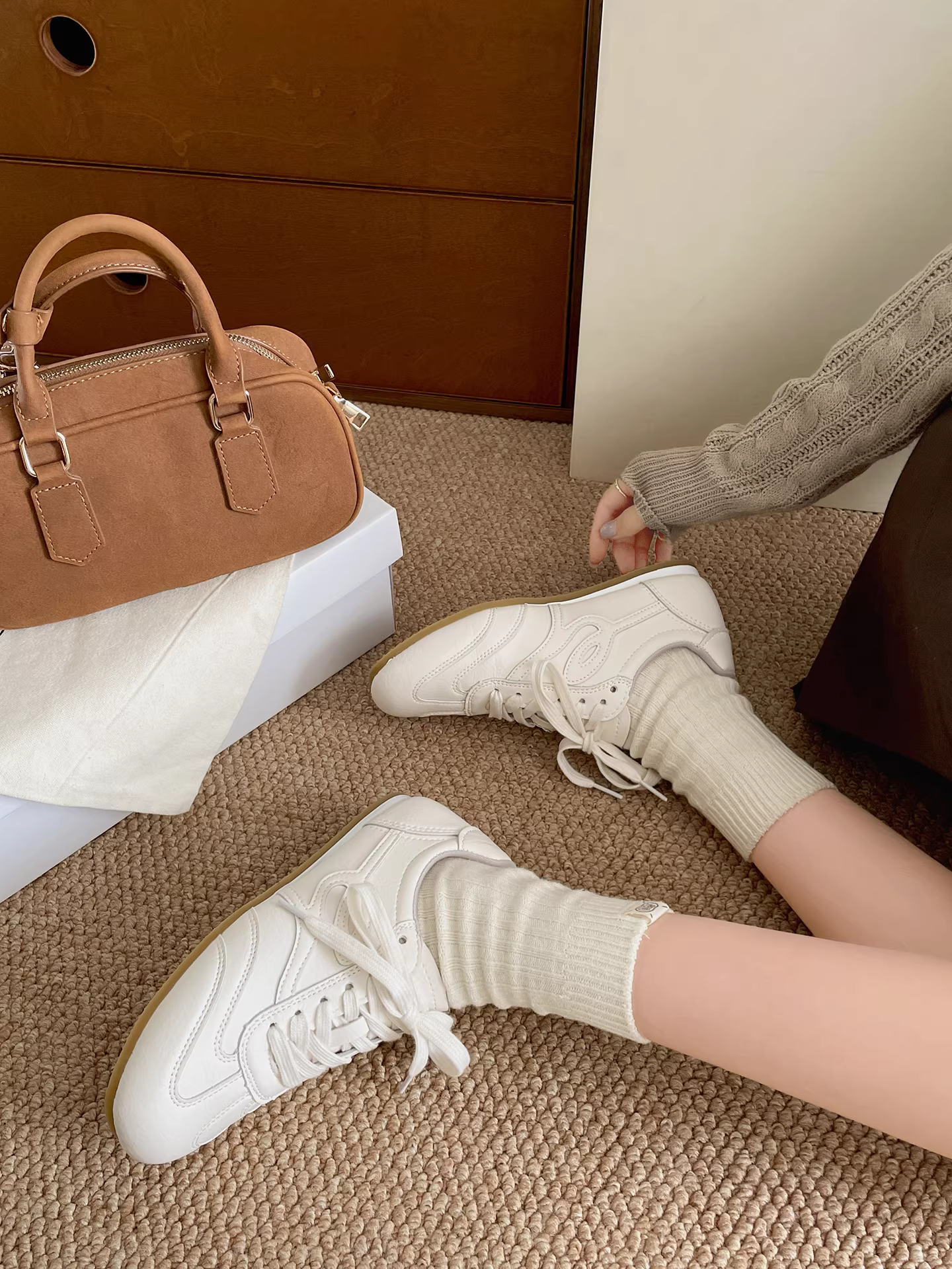 Giày thể thao đế dày tăng chiều cao kiểu retro trắng phổ biến dành cho nữ, giày thể thao đế mềm mùa thu mới 2025.