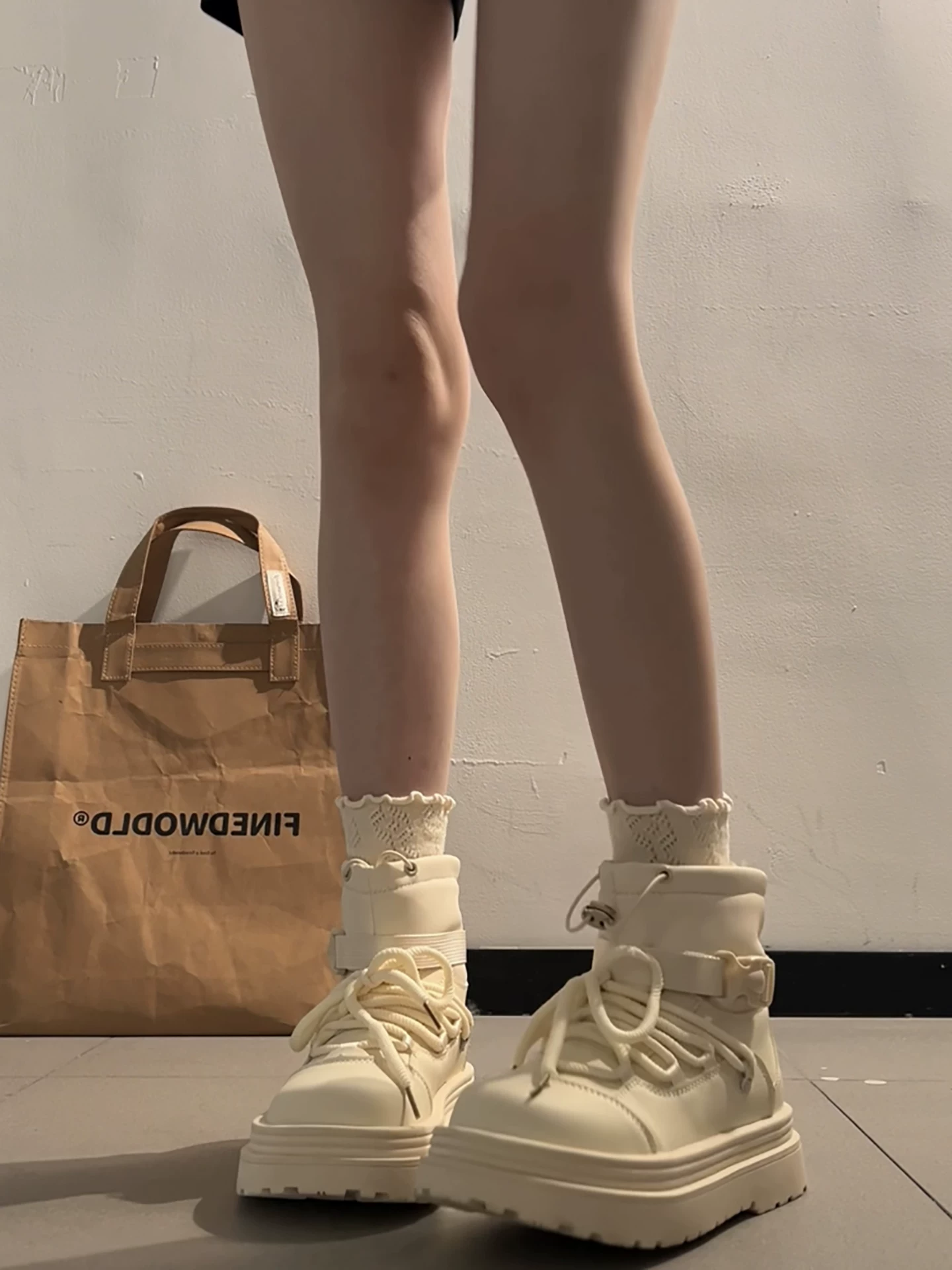 Giày bốt đi tuyết đế dày tăng chiều cao, lót lông cừu chống trơn, màu trắng dành cho nữ, mẫu mới mùa đông 2025, giữ ấm dày dặn, chất liệu cotton Đông Bắc.