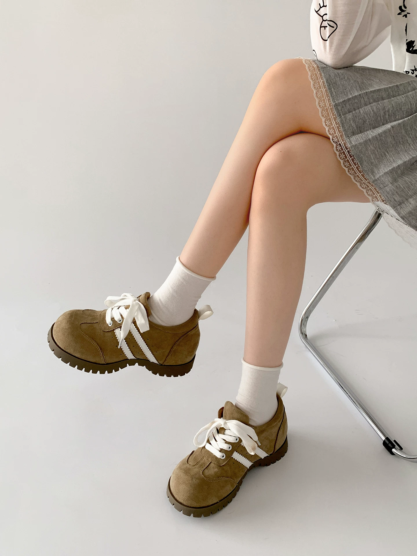 Giày thể thao nữ đế dày kiểu Đức, mũi tròn, màu đỏ cổ điển, tăng chiều cao, mùa thu mới 2025, phong cách Birkenstock, đa năng, thường ngày