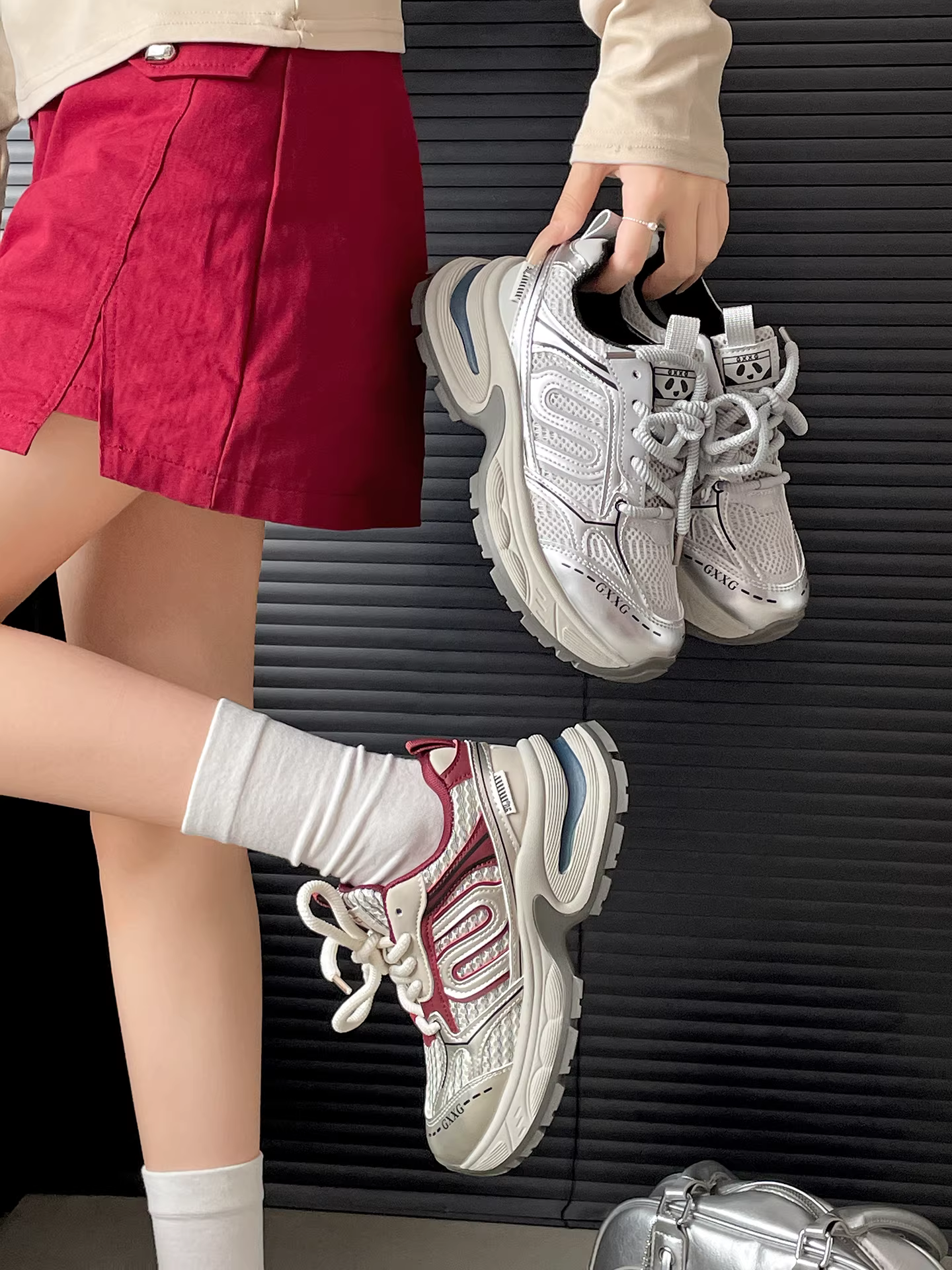 Giày thể thao đế mềm kiểu retro màu đỏ phổ biến dành cho nữ, mẫu mới mùa thu 2025.