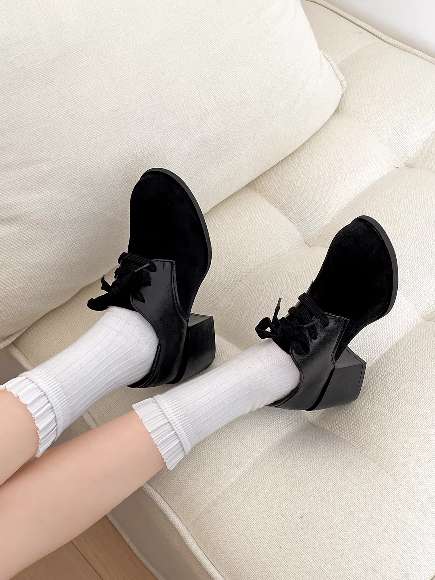 Giày da cao gót chunky kiểu Anh cổ điển màu trắng dành cho nữ, mẫu thu đông 2025 mới, đa năng và tăng chiều cao, phù hợp phối cùng chân váy.