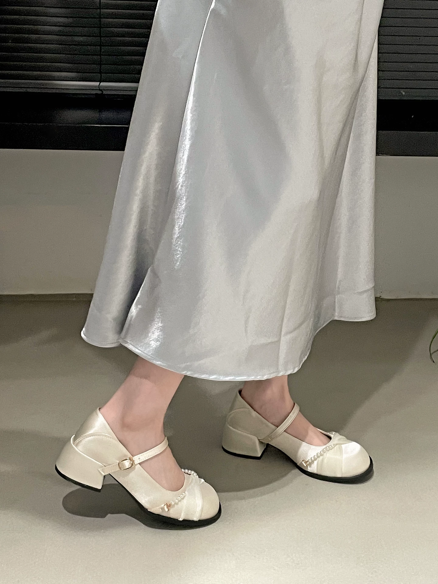 Giày nữ đế dày, mũi tròn, kiểu Pháp, màu trắng, mẫu mới thu 2025, thích hợp phối cùng chân váy, giày Mary Jane đế mềm tăng chiều cao.