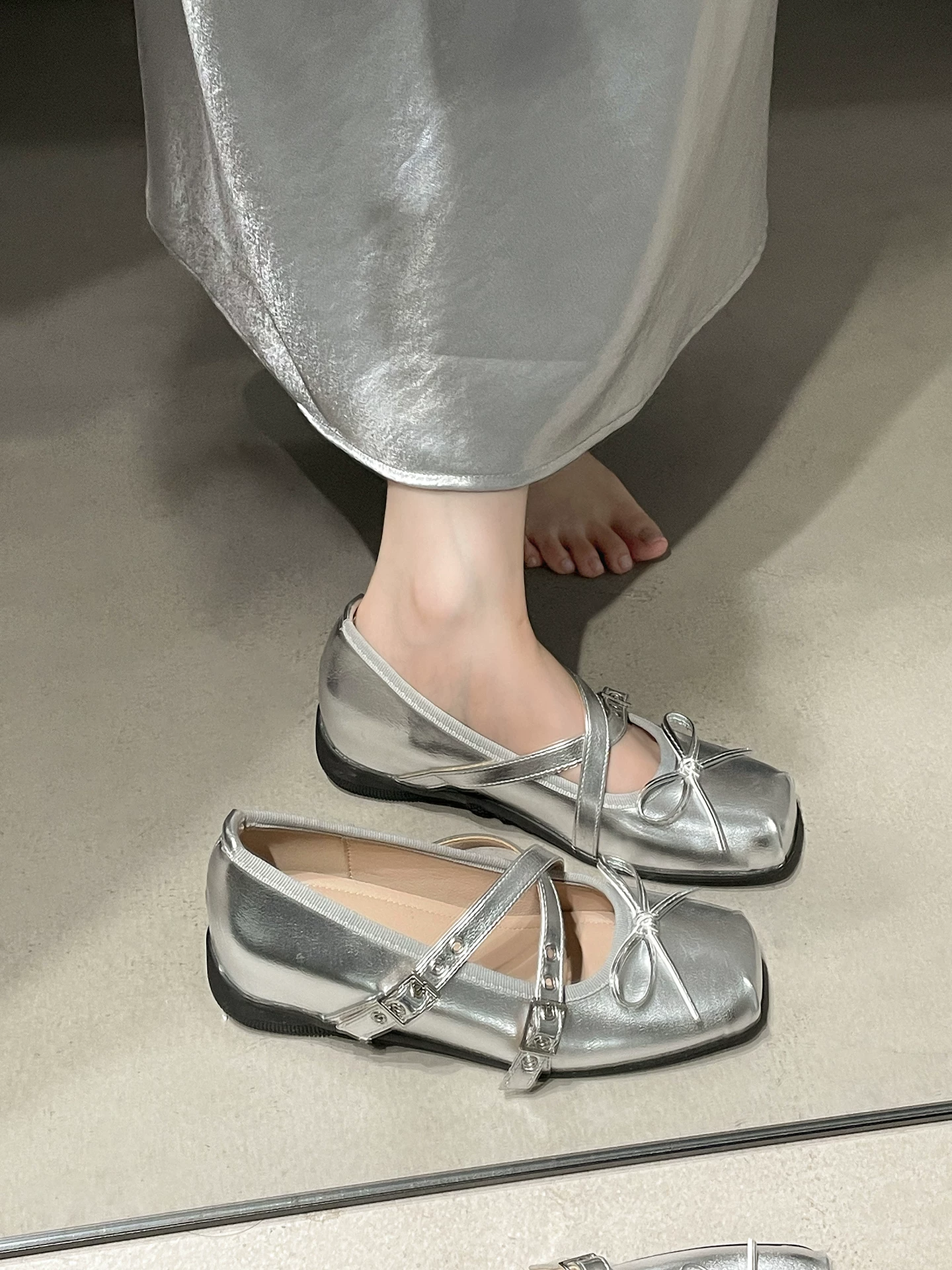 Giày nữ đế xuồng kiểu Pháp mũi vuông màu bạc, mẫu mới thu đông 2025, chất liệu cao cấp, phối chân váy đa năng, kiểu Mary Jane.
