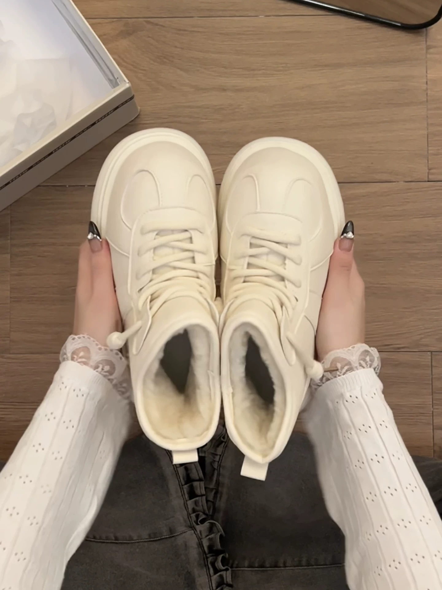 Giày bốt tuyết nữ đế dày lót lông cừu phong cách retro màu trắng Đông Bắc, mẫu mới mùa đông 2025, giữ ấm, tăng chiều cao, dày dặn, đi ngoài trời