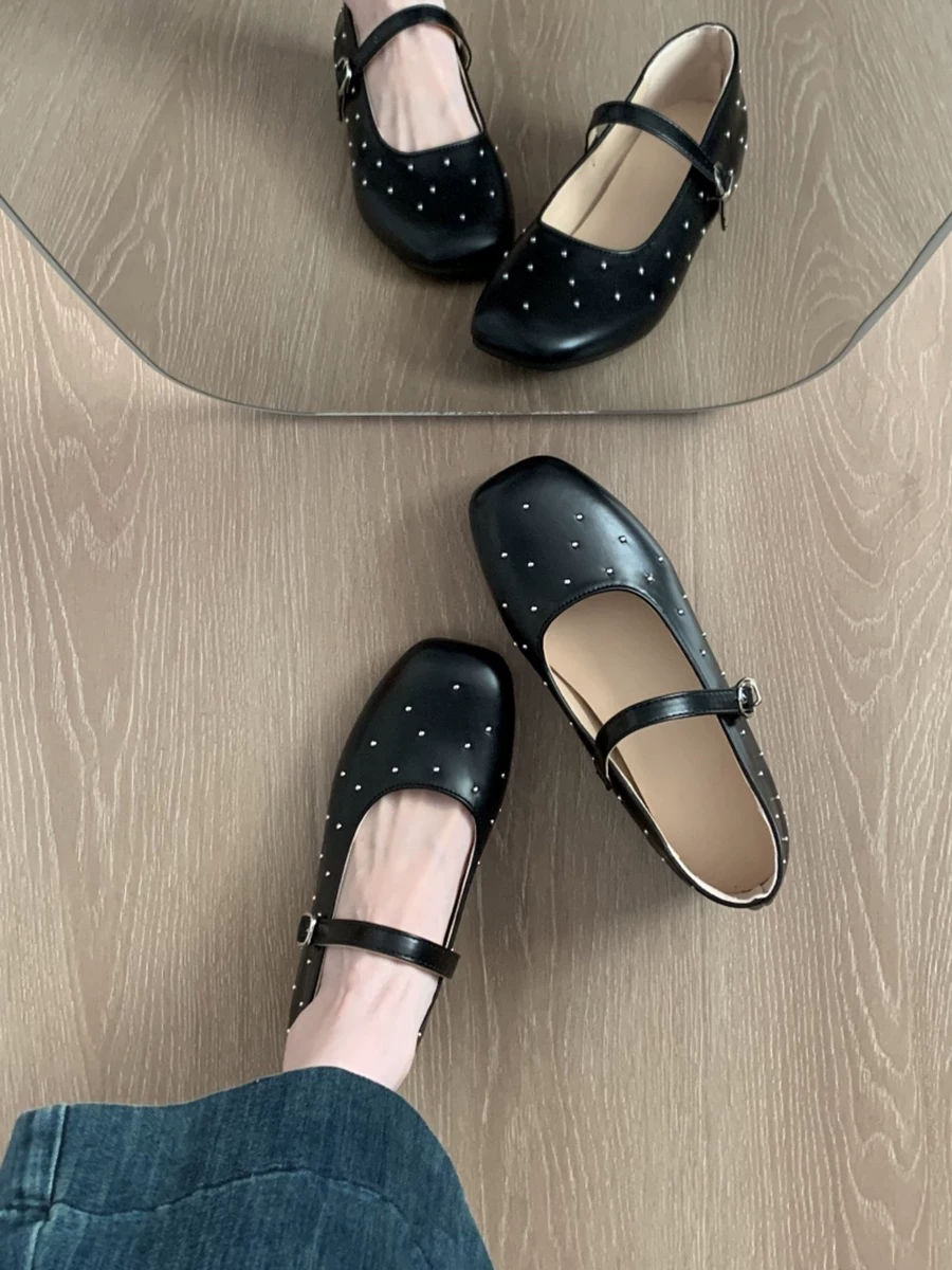 Giày bệt đế bằng mũi vuông màu đỏ kiểu Pháp dành cho nữ, giày Mary Jane đa năng mùa thu mới 2025, phối hợp tốt với chân váy.