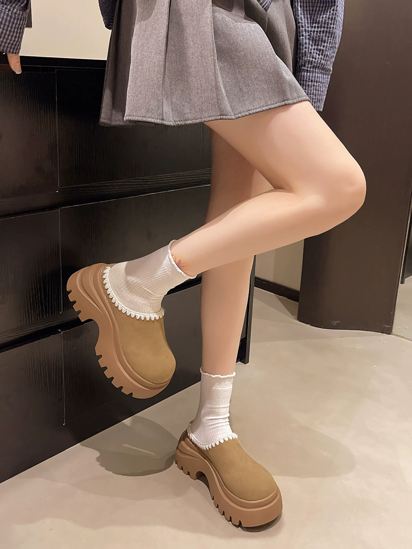 Giày Birkenstock đế dày nửa gót nhung màu vàng cổ điển dành cho nữ, dép bông giữ ấm mùa đông mới năm 2025, chống trơn trượt, bảo vệ ngón chân