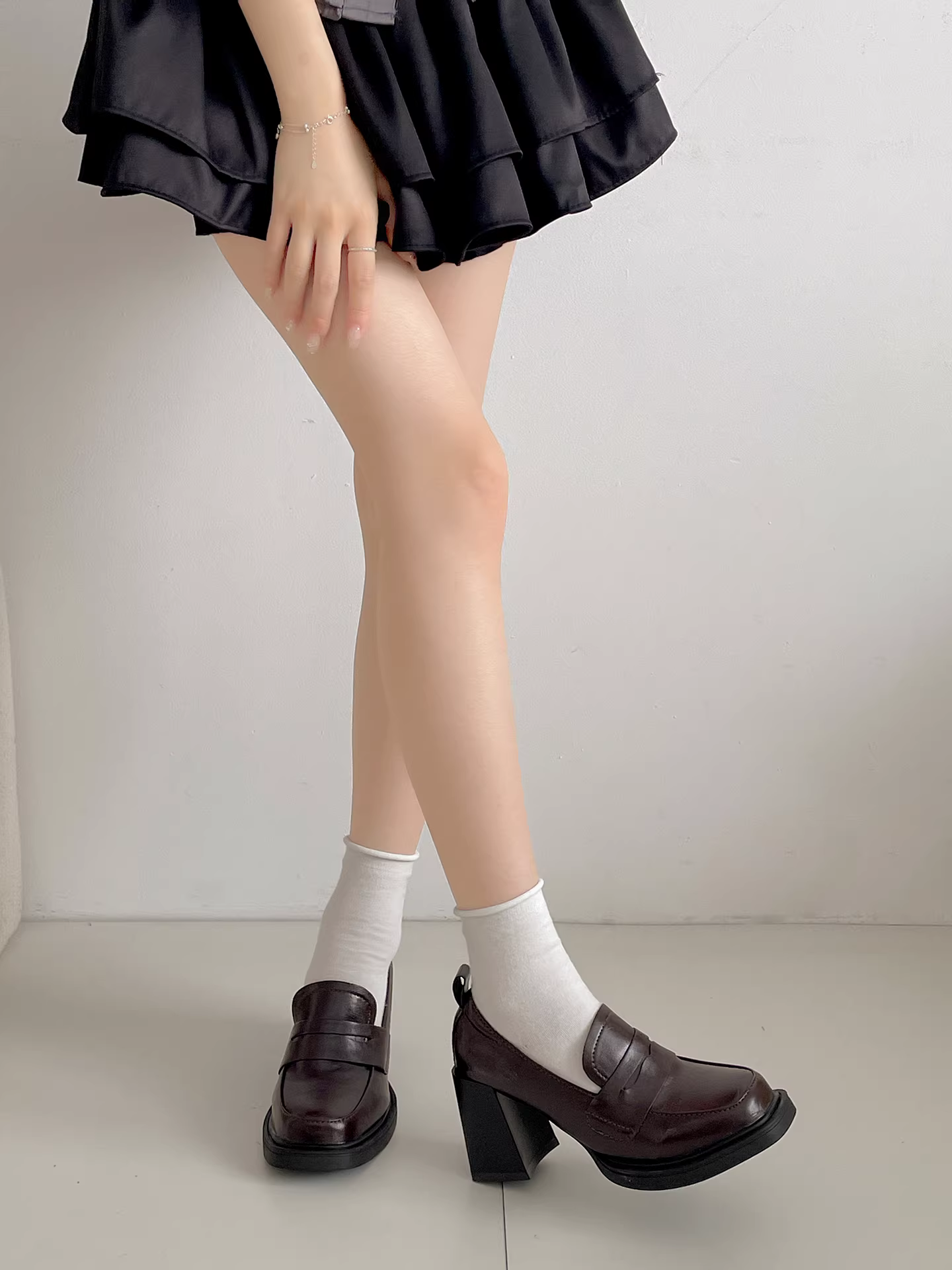 Giày da cao gót đế thô mũi vuông kiểu Anh cổ điển màu đen dành cho nữ, mẫu mới thu 2025, đa năng, dễ phối với chân váy