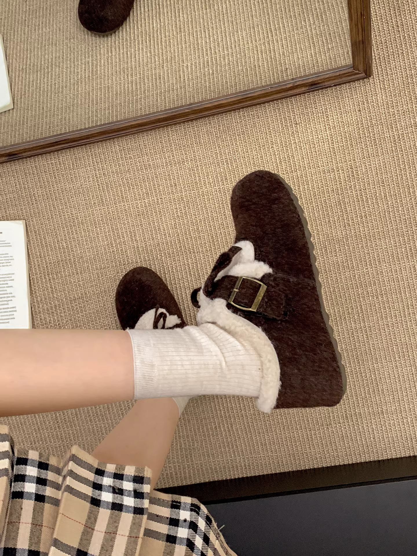 Giày đế bằng kiểu Birkenstock đa năng, tăng chiều cao, dành cho nữ, mẫu mới thu đông 2025, lót lông mềm mại, giữ ấm bằng cotton.