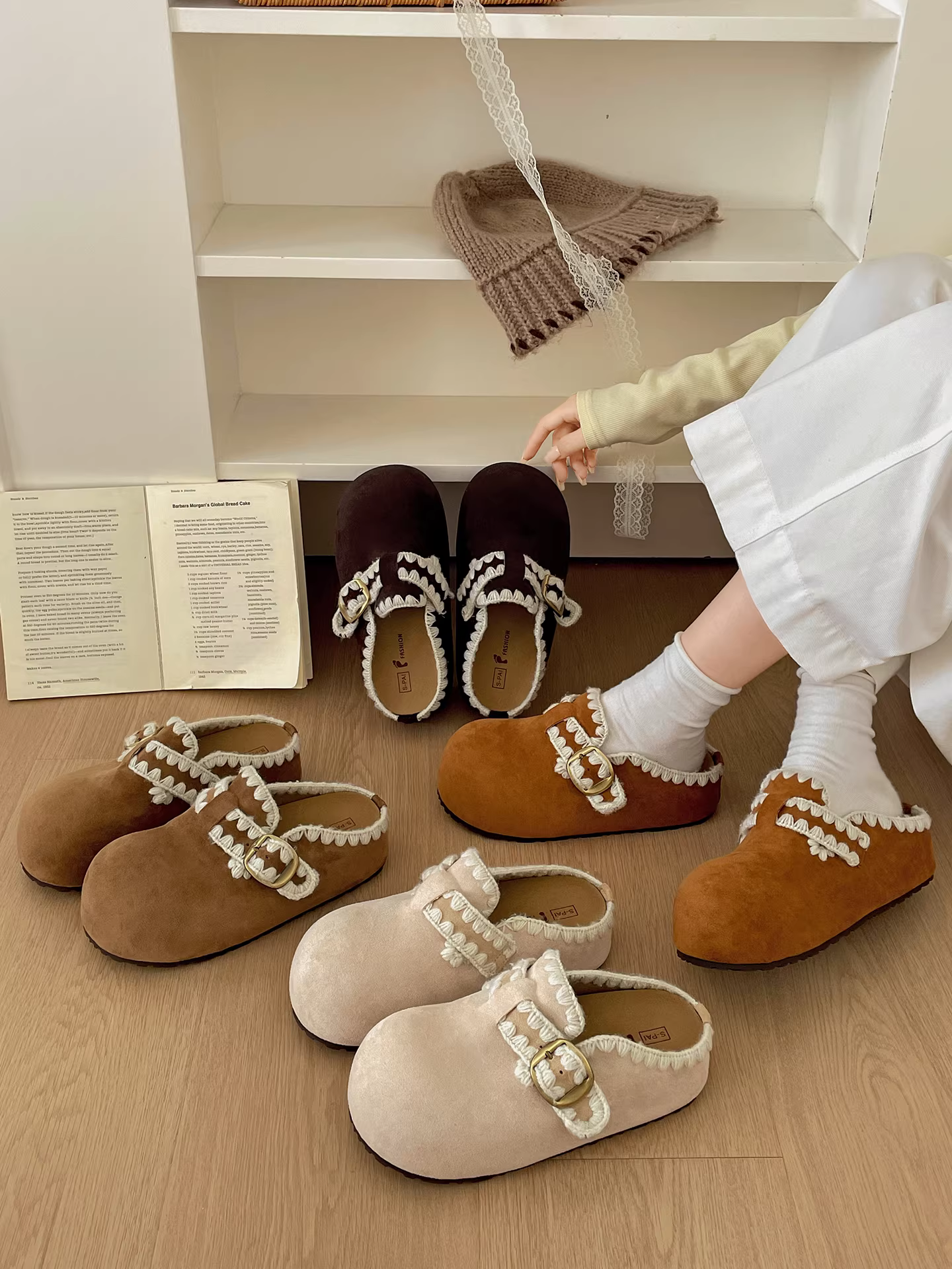 Dép lê đế dày màu nâu cổ điển dành cho nữ, kiểu dáng mùa thu mới 2025, phối chân váy và nhung, kiểu Birkenstock nửa dép.