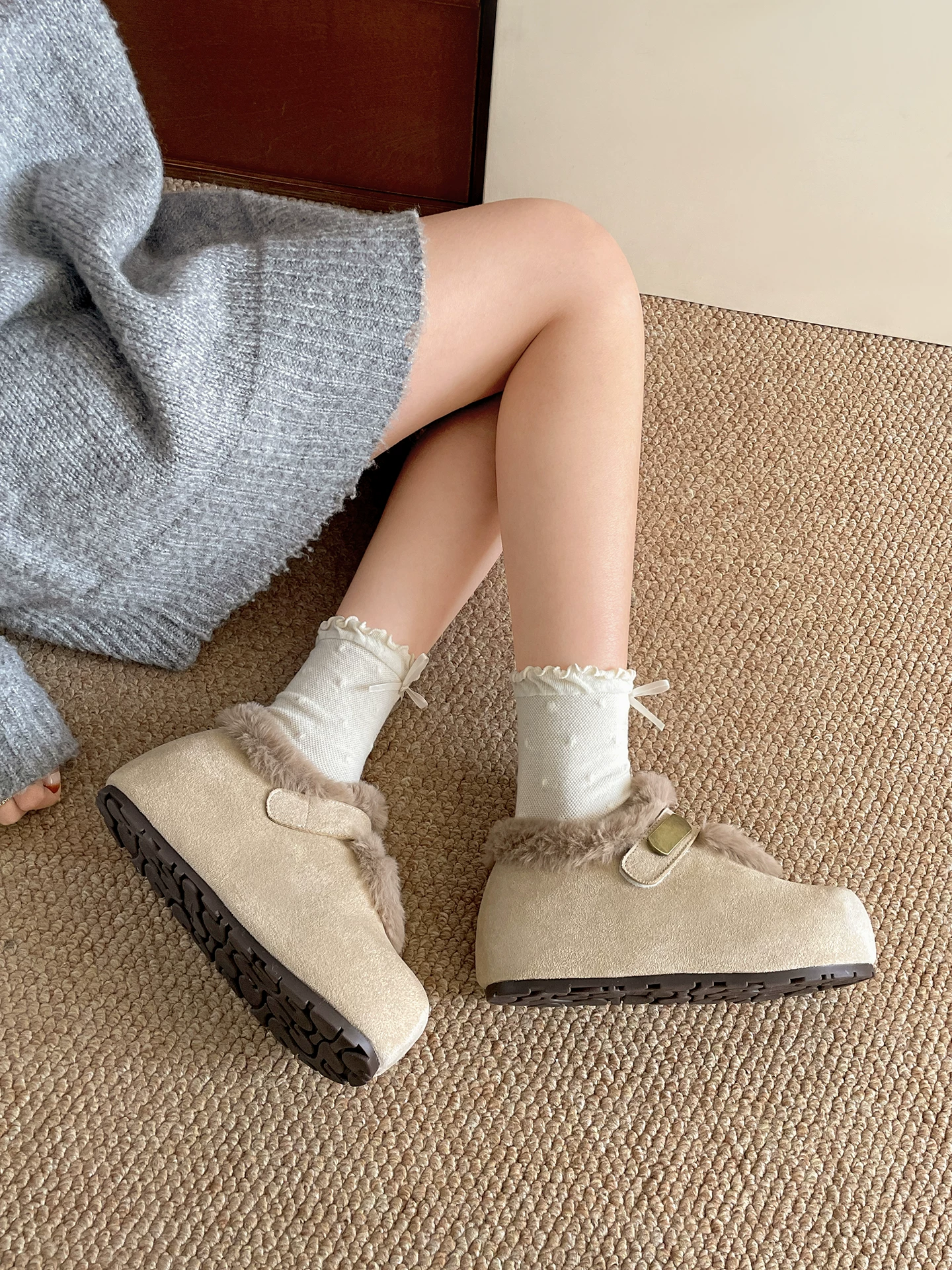 Giày cotton đi tuyết đế dày, lót lông cừu, chống trơn trượt dành cho nữ, mặc ngoài trời mùa đông, kiểu mới 2025, tăng chiều cao, ấm áp, giày Birkenstock lông xù.