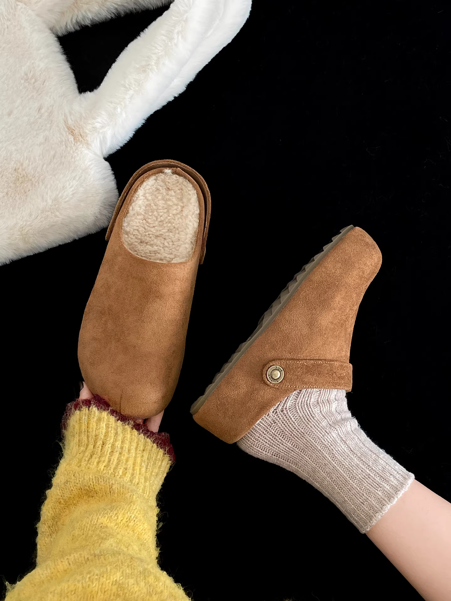 Giày Birkenstock đế dày phong cách retro tăng chiều cao, chất liệu nhung mềm mại, kiểu nửa dép dành cho nữ, mẫu mới thu đông 2025, giữ ấm bằng vải cotton.