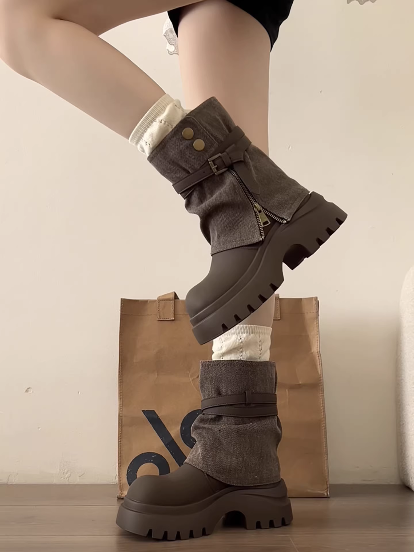 Giày bốt nữ đế dày kiểu Anh cổ điển màu nâu retro, kiểu thu đông 2025, phối chân váy giúp trông thon gọn và cao hơn, kiểu bốt ngắn