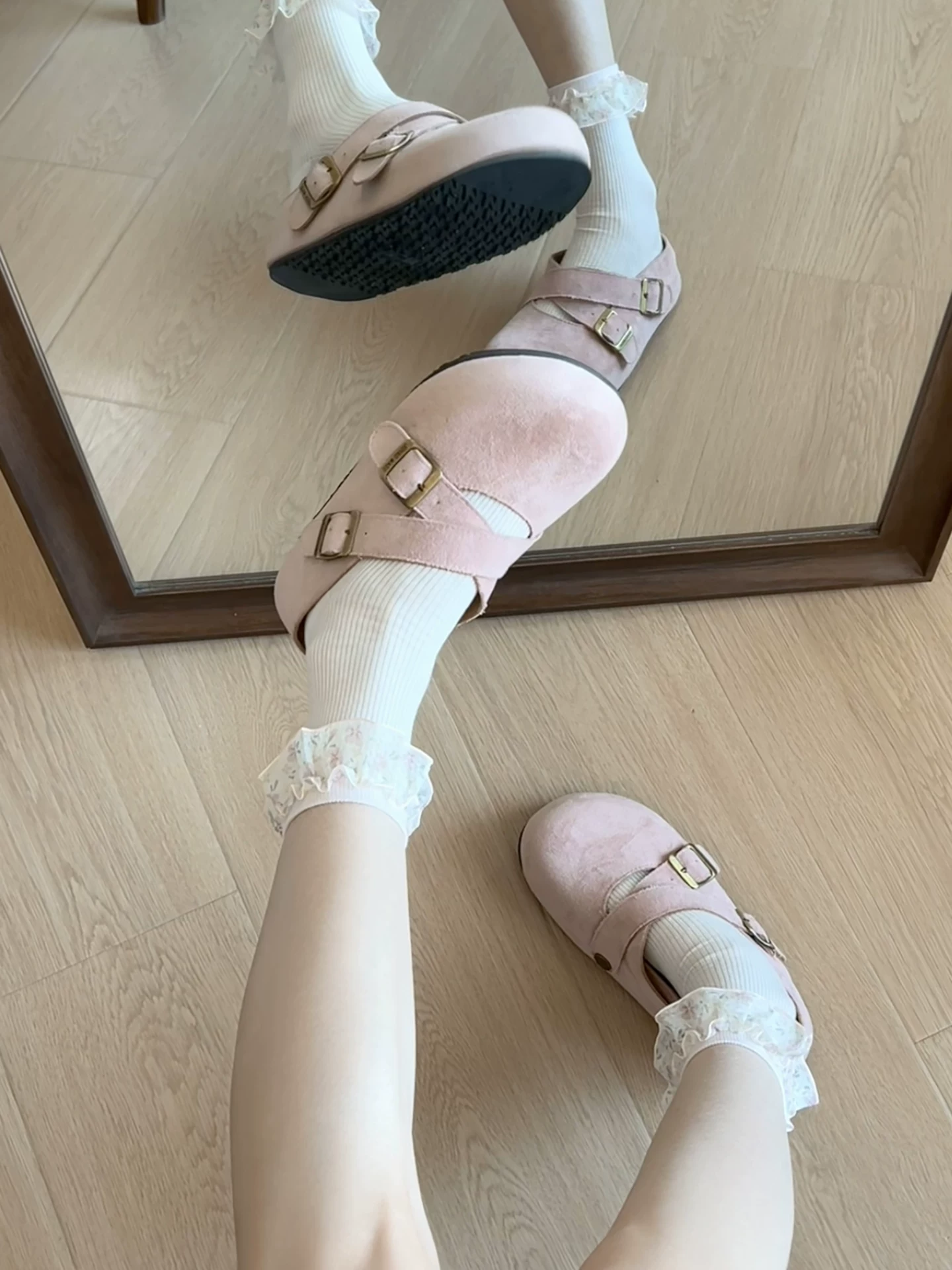 Dép nữ đế dày cổ điển màu hồng thời thượng, áo khoác ngoài mùa thu, kiểu mới 2025, dép Birkenstock nửa kín mũi đa năng phối cùng chân váy