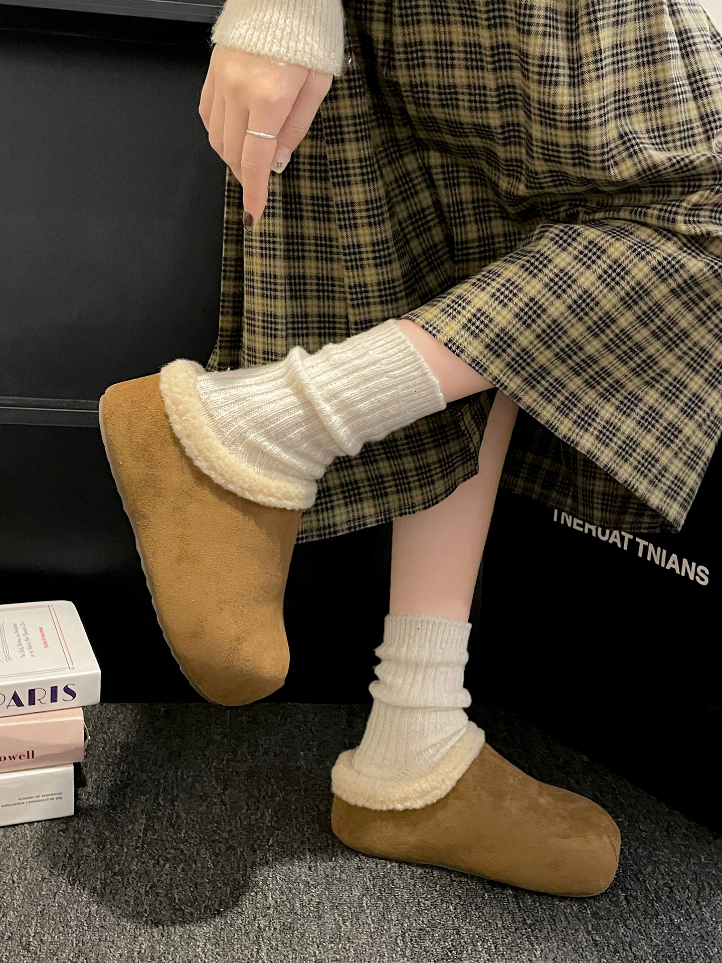 Đôi dép lê nữ kiểu Pháp cổ điển, đế dày, lót lông mềm mại, thích hợp đi ngoài trời, mẫu mới mùa đông 2025, kiểu Birkenstock, chất liệu cotton giữ ấm.