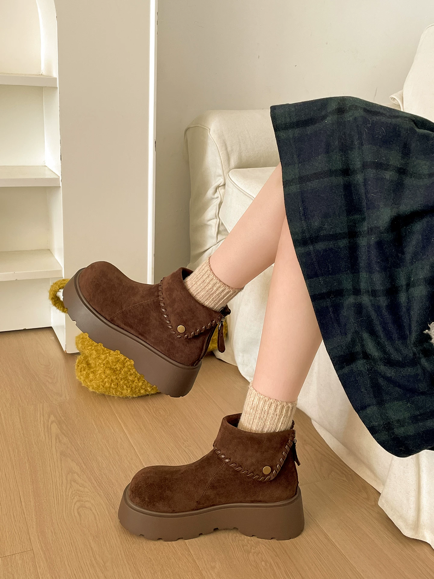 Giày bốt Martin đế dày màu nâu cổ điển dành cho nữ, kiểu thu/đông mới 2025, phối chân váy giúp dáng thon gọn, kiểu dáng như Birkenstock.