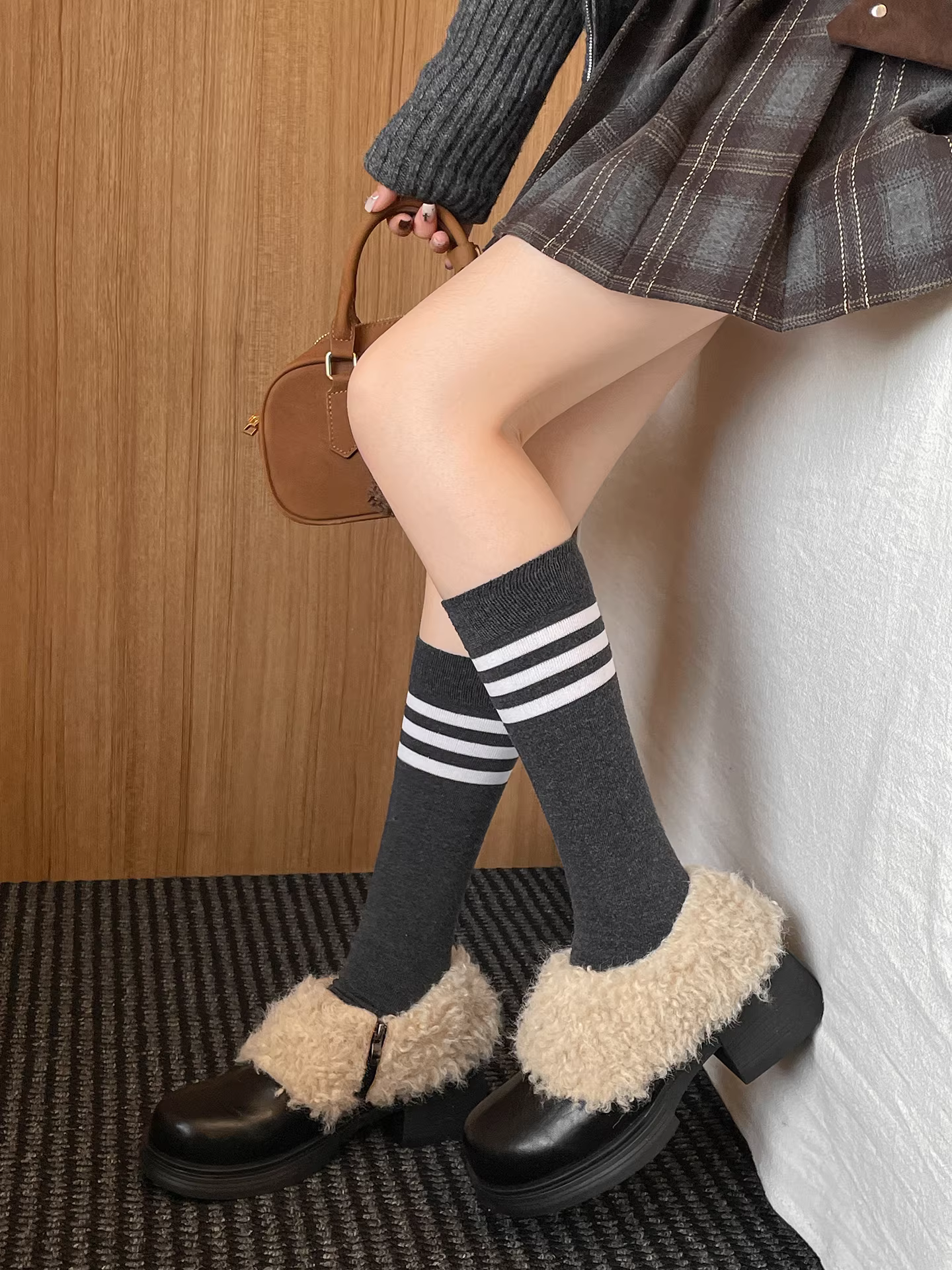 Giày da nhung gót dày phong cách Anh cổ điển màu đen dành cho nữ, mẫu mới thu đông 2025, giữ ấm và tăng chiều cao, chất liệu len cotton