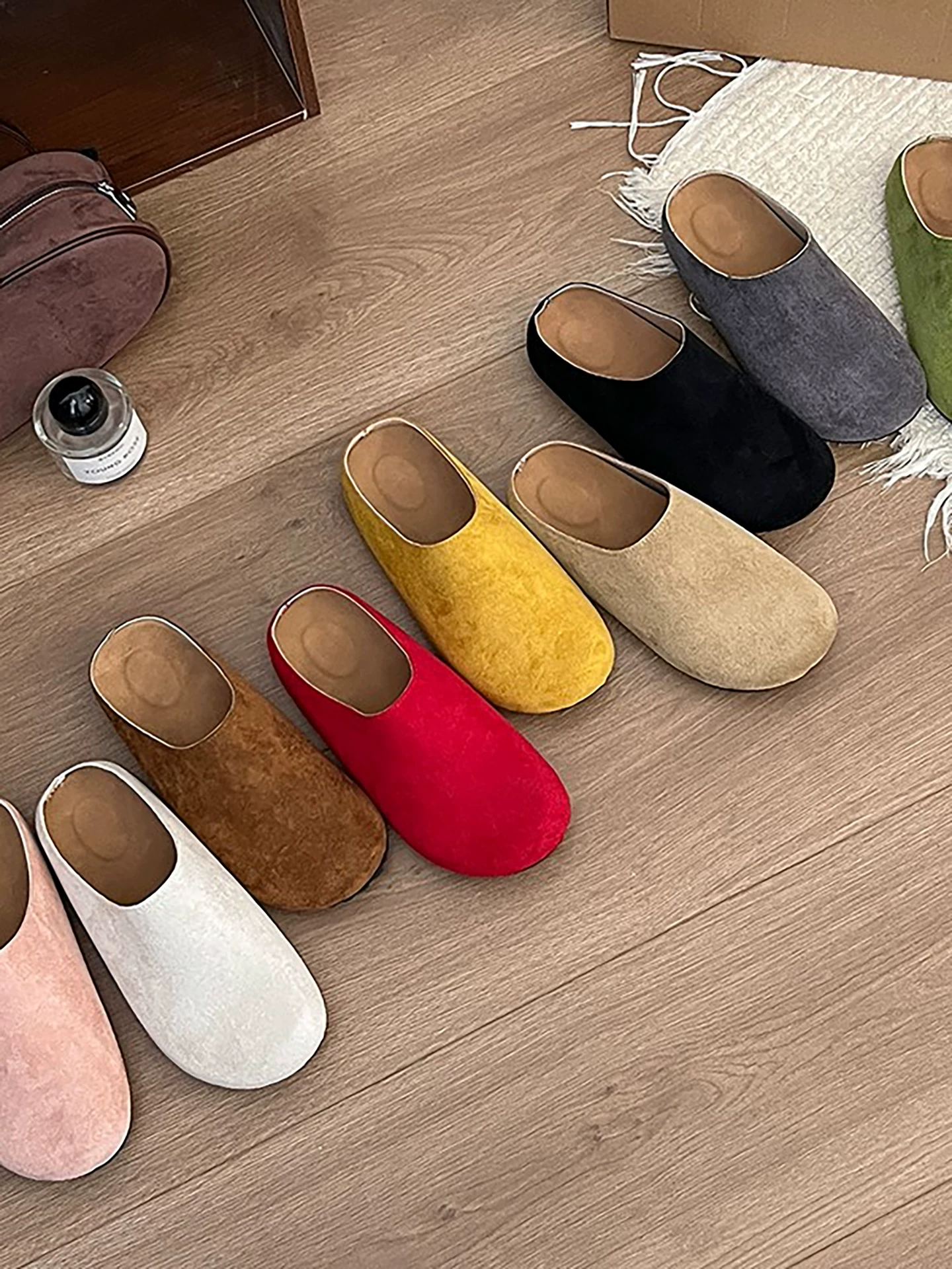 Dép đế bằng phong cách retro màu trắng có đế nâng chiều cao ẩn dành cho nữ, thích hợp để mang ngoài trời, giày Birkenstock đế mềm nửa đế kiểu mới mùa thu đông 2025.