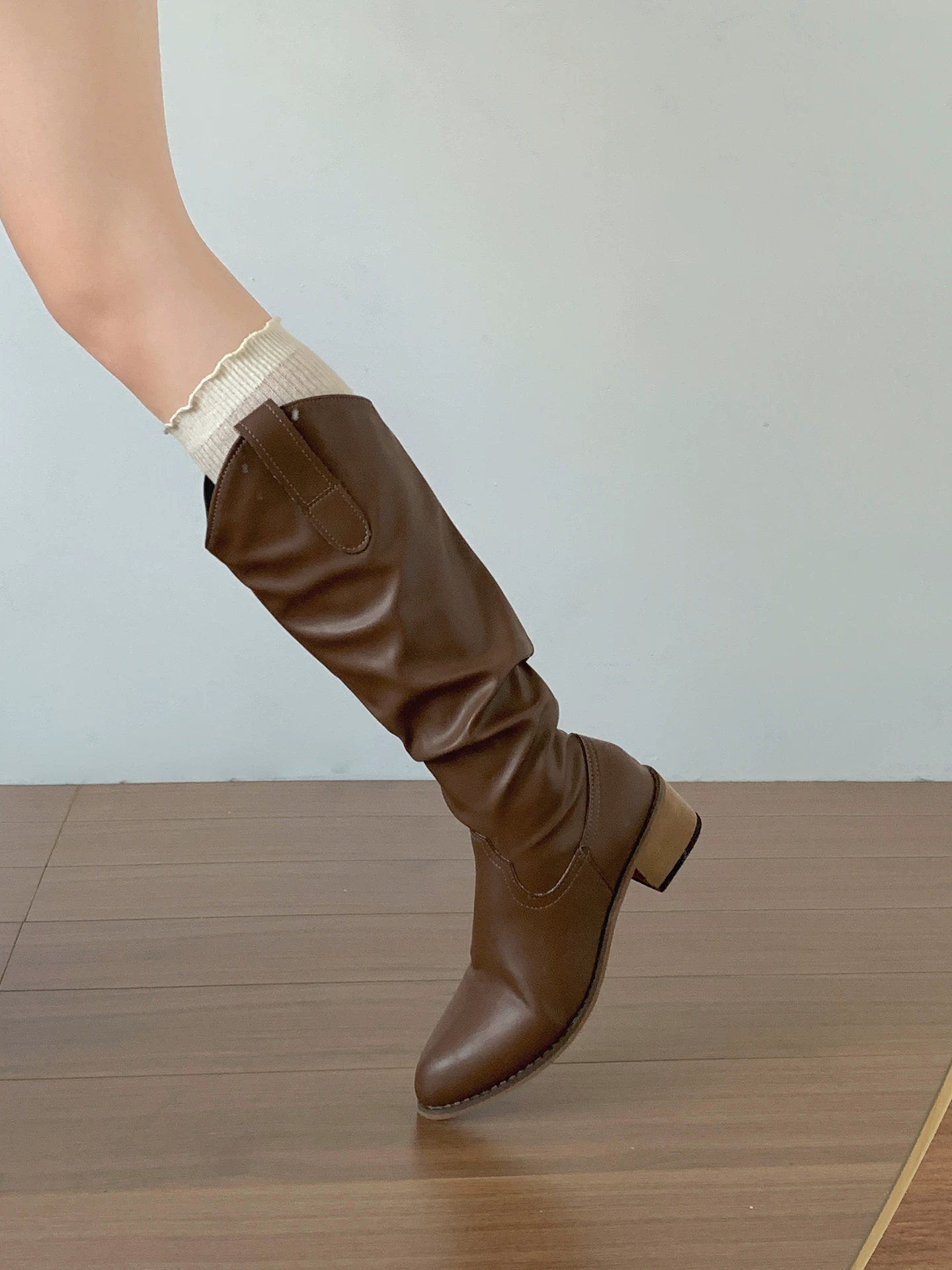 Giày bốt nữ cao cổ mũi nhọn gót thô kiểu Anh màu nâu, kiểu dáng mới thu đông 2025, tôn dáng, retro, kiểu dáng xếp lớp, kiểu bốt cưỡi ngựa