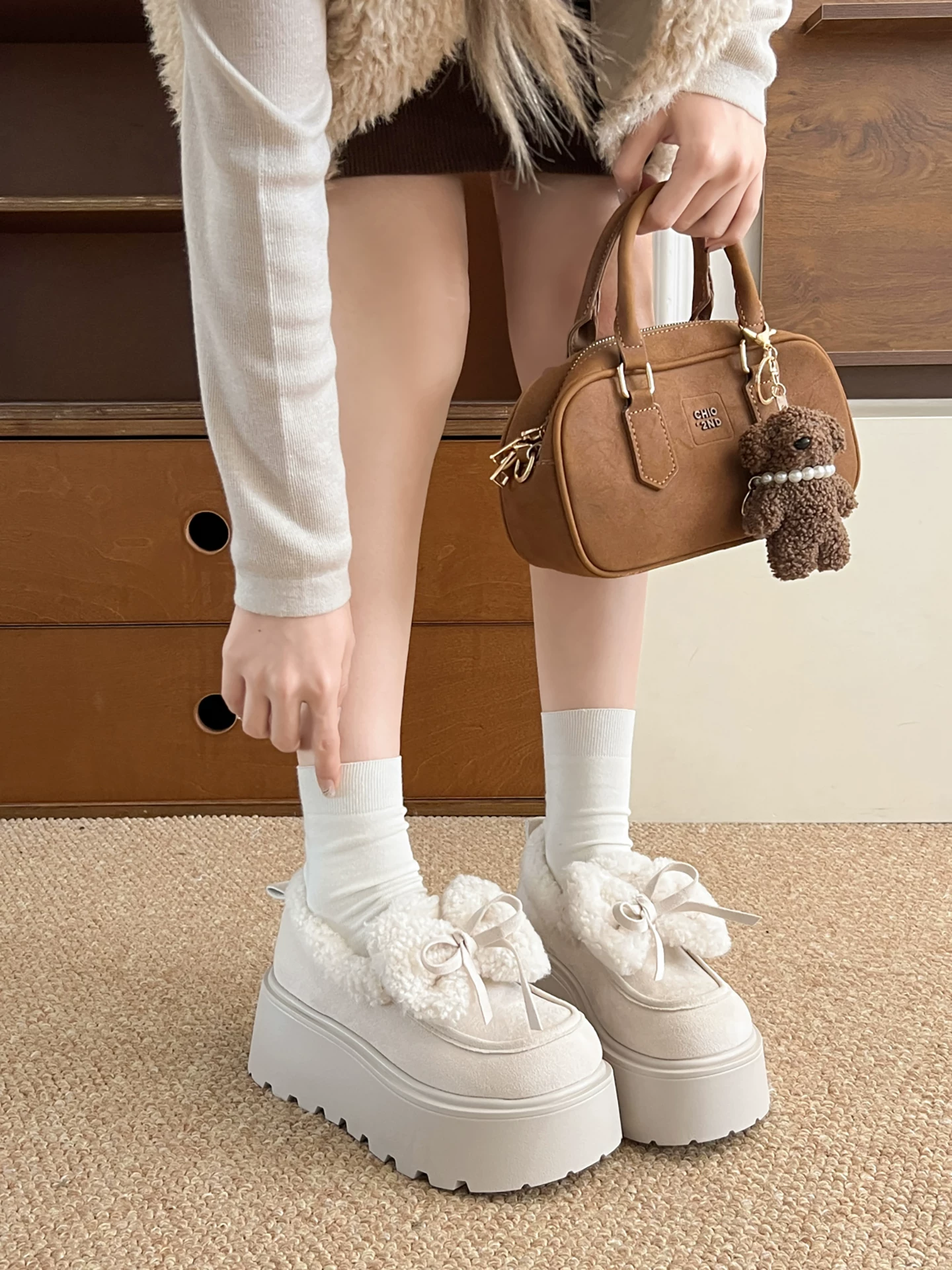 Giày cotton đế dày chống trượt lót lông cừu màu trắng dành cho nữ, mặc ngoài trời mùa đông, kiểu dáng mới 2025, giày Birkenstock cổ điển tăng chiều cao.