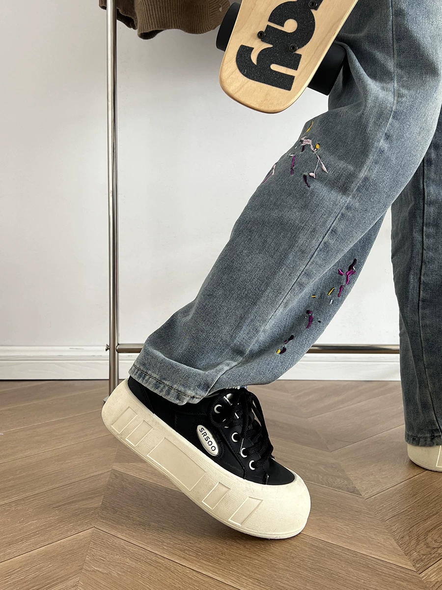 Giày thể thao nữ đế dày nhẹ, màu trắng, kiểu dáng đa năng, phù hợp với chân váy, mẫu mới thu đông 2025, kiểu dáng thấp cổ, đang thịnh hành