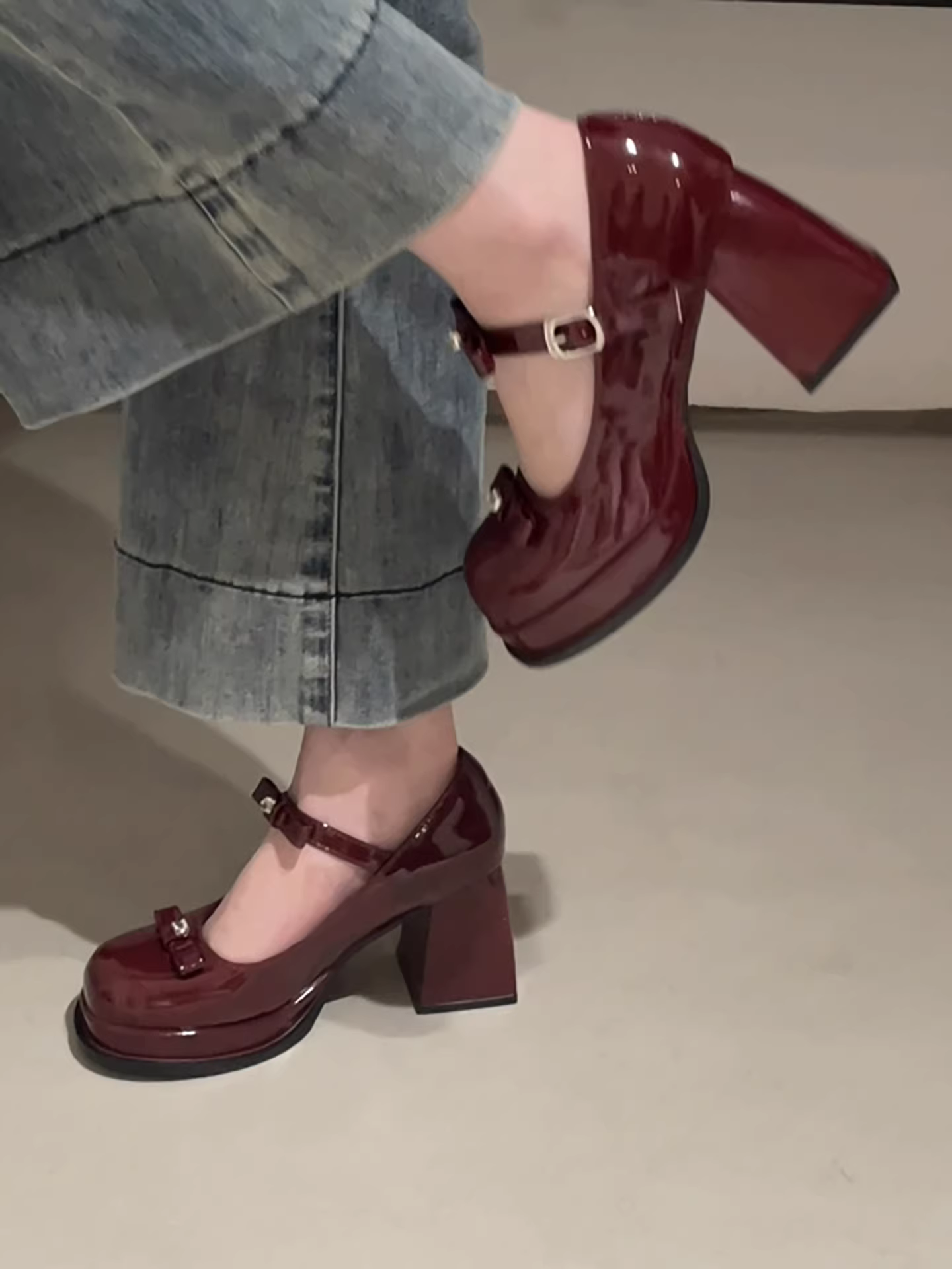 Giày cao gót da đỏ kiểu Anh cổ điển cao cấp dành cho nữ, kiểu dáng thu đông 2025 mới, phối chân váy và giày Mary Jane đa năng