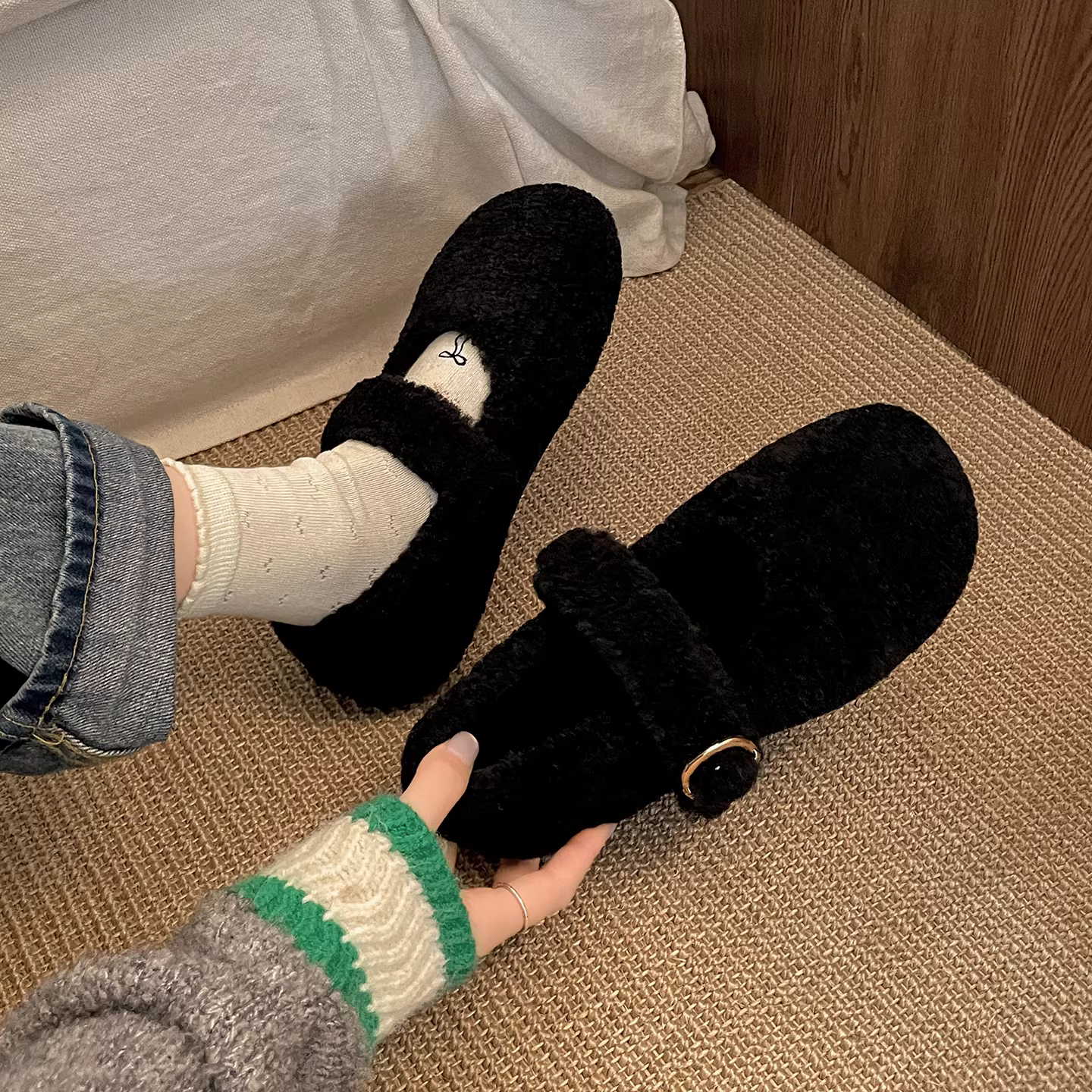 Giày lông đen đế bằng dành cho nữ ở miền Nam, kiểu dáng mùa đông mới 2025, đa năng phối với chân váy, ấm áp và lót lông cừu.