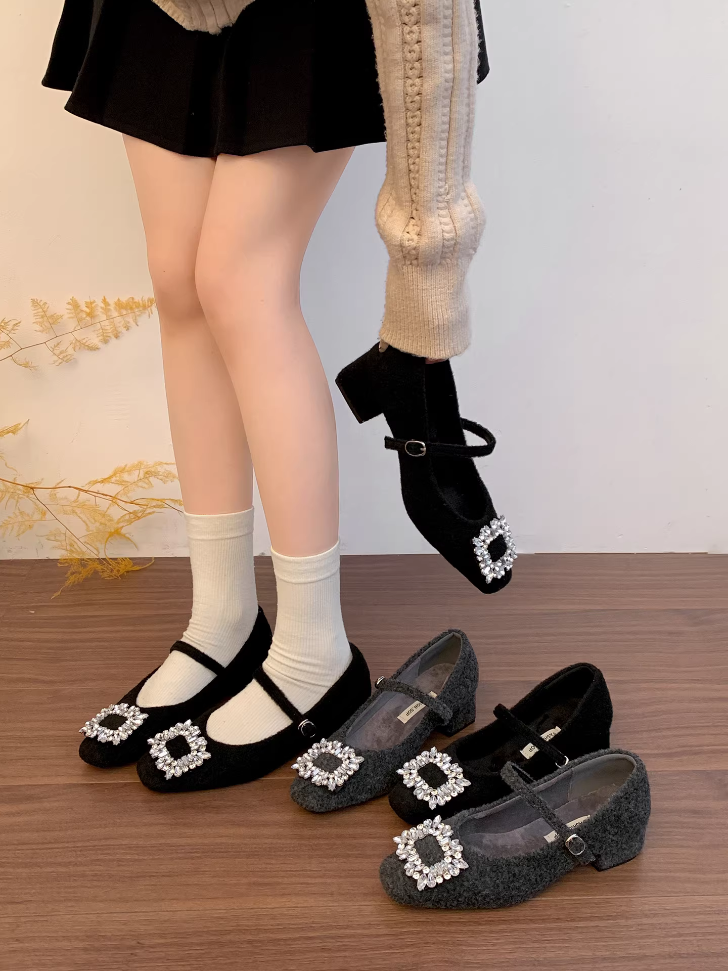 Giày Mary Jane mũi vuông ấm áp mùa thu/đông 2025 kiểu Pháp cổ điển màu xám retro, gót dày, lông xù dành cho nữ.