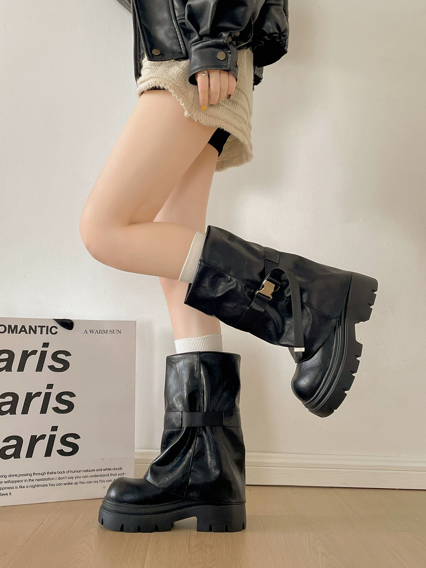 Giày bốt cao gót đế dày kiểu Anh cổ điển màu nâu dành cho nữ, kiểu dáng thu đông 2025 mới, phối cùng chân váy, tăng chiều cao và giúp thon gọn mắt cá chân.