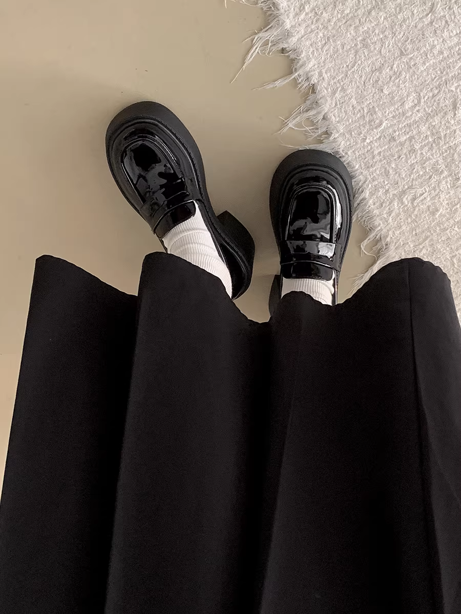 Giày lười da đế dày màu đen dành cho nữ, mẫu mới thu đông 2025, tăng chiều cao với lớp lót lông mềm mại.