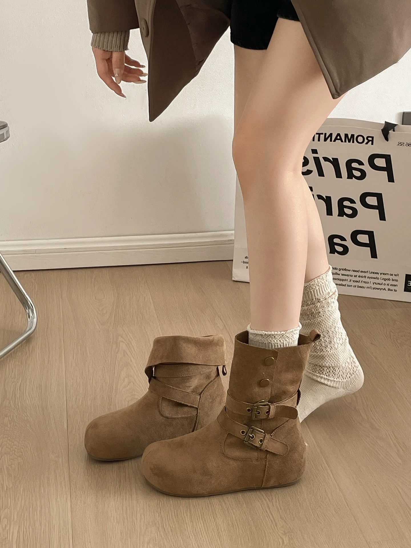 Giày bốt đế dày màu nâu đa năng kiểu retro dành cho nữ, kiểu dáng thu đông 2025 mới, phối cùng chân váy giúp trông thon gọn và cao hơn. Giày bốt ngắn Birkenstock.