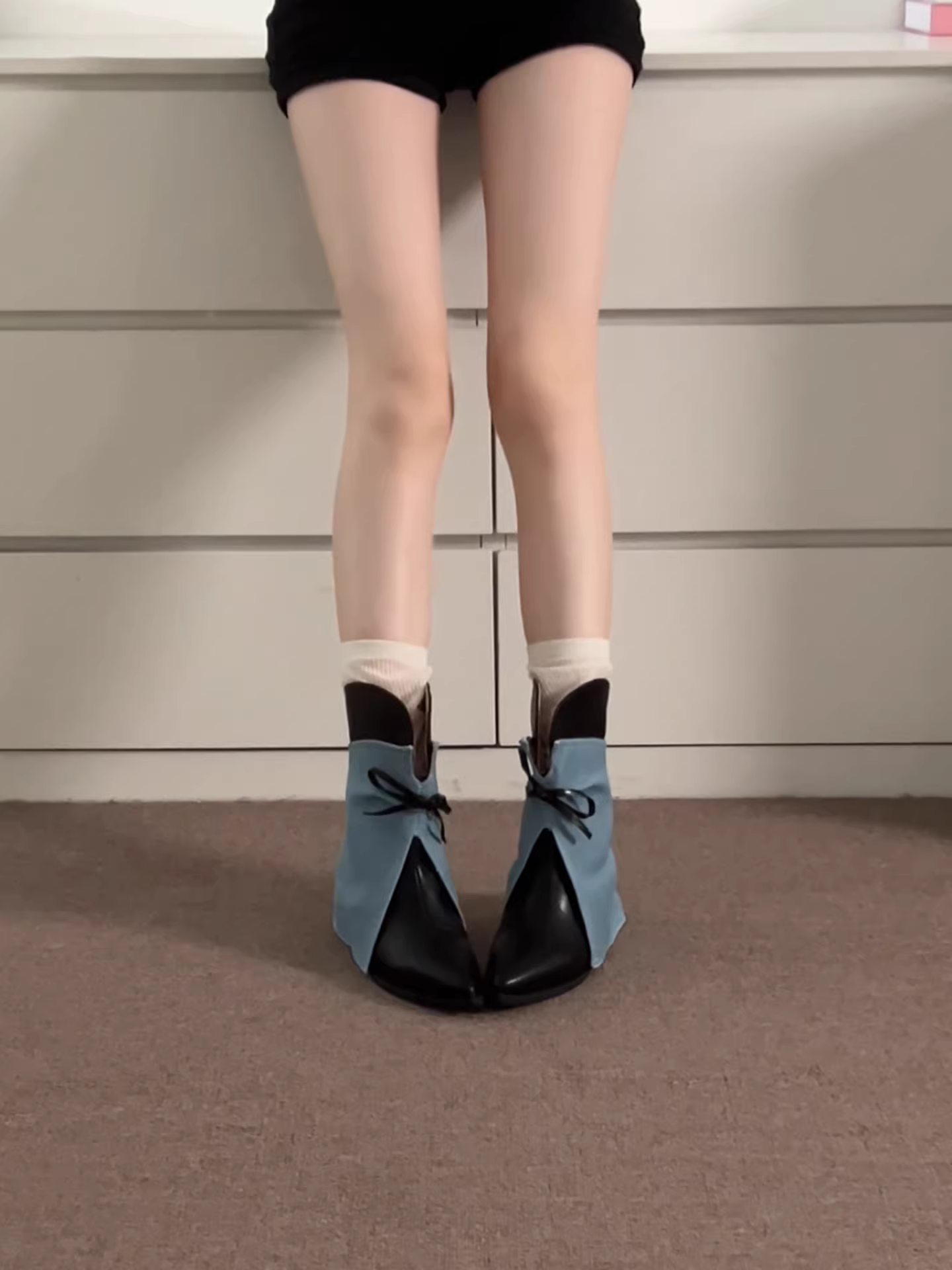 Giày bốt nữ đế dày mũi nhọn đa năng phong cách retro, kiểu mới thu đông 2025, phối chân váy, tăng chiều cao, đế mềm.