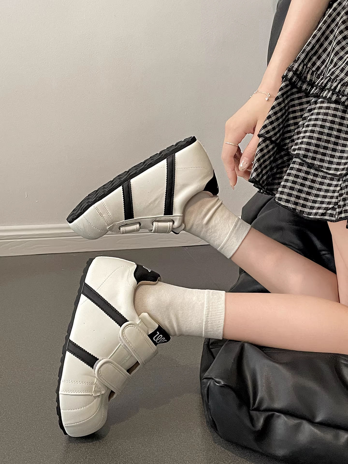 Giày thể thao nữ đế dày màu trắng đa năng, nhẹ, kiểu mới mùa thu 2025, giày tập Đức đế mềm tăng chiều cao có khóa dán.