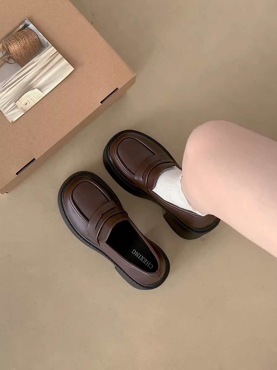 Giày lười da đế dày màu đen dành cho nữ, mẫu mới thu đông 2025, tăng chiều cao với lớp lót lông mềm mại.