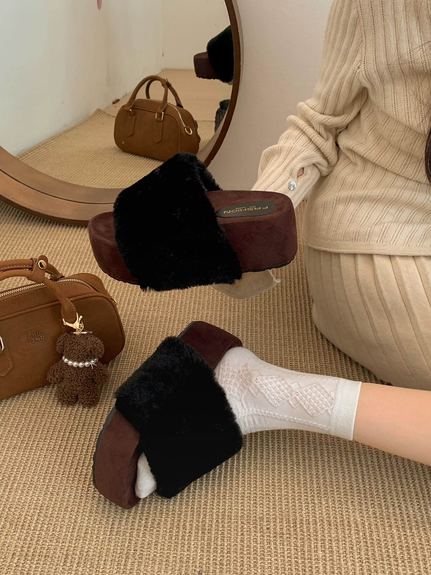 Dép lông dày đế dày chống trơn màu đen dành cho nữ, thích hợp mang đi ngoài trời, kiểu dáng thu đông 2025 mới, dép lười retro tăng chiều cao.