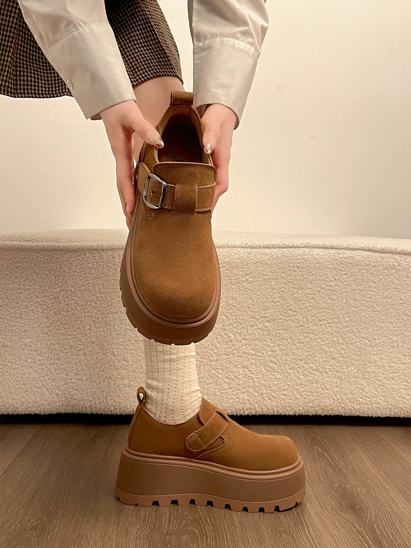 Giày Birkenstock đế dày, kiểu dáng cổ điển, đa năng, ôm chân dành cho nữ, kiểu mới mùa đông 2025, phối cùng chân váy, chống trơn, tăng chiều cao.