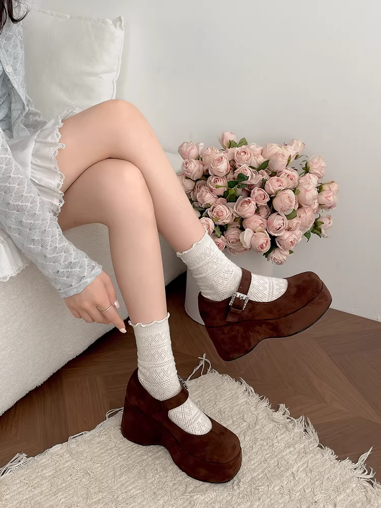 Giày Mary Jane màu đỏ, gót dày, phối chân váy dành cho nữ, kiểu dáng cổ điển Pháp mùa thu mới 2025.