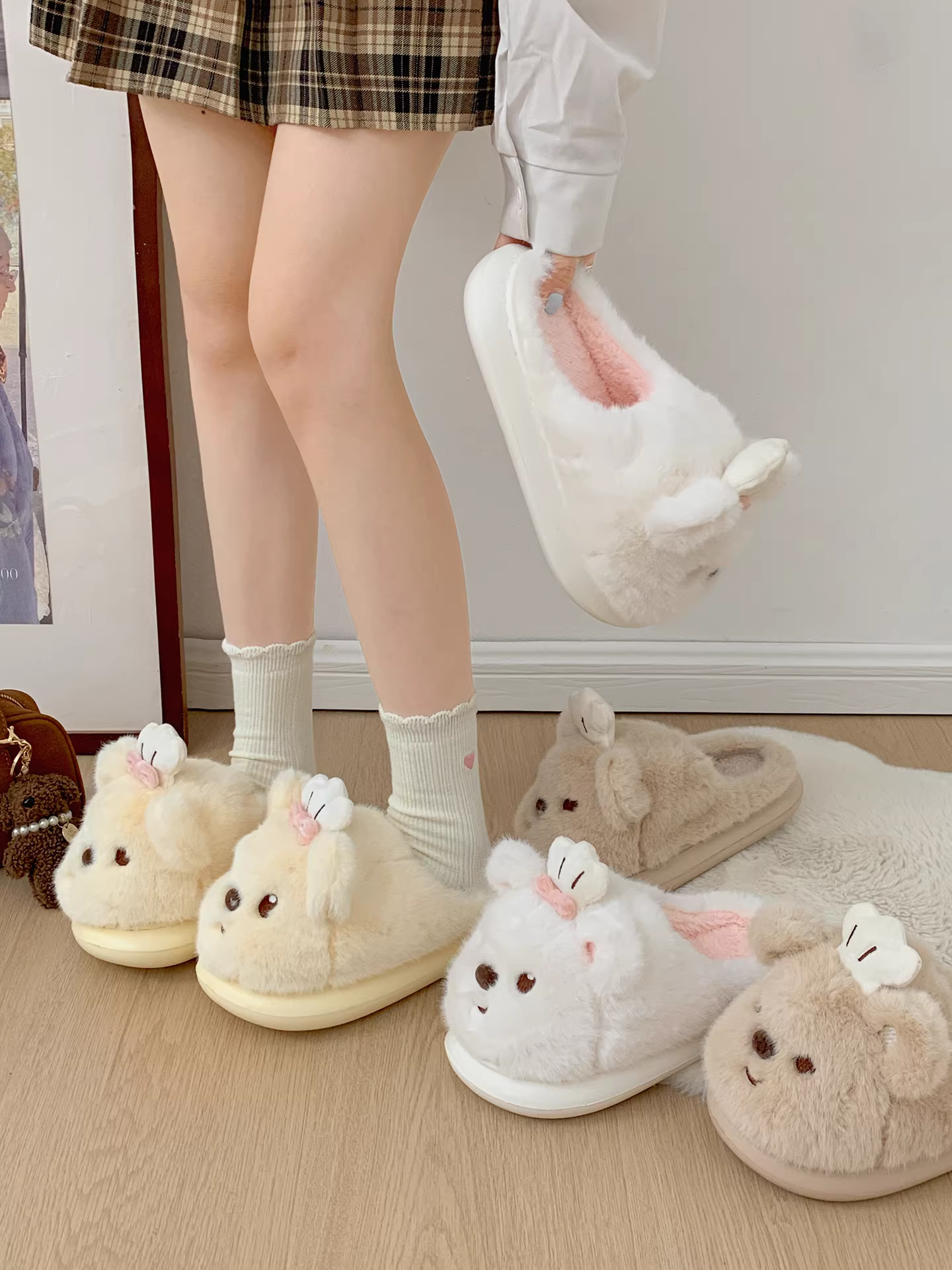 Đôi dép lông mềm đế dày dễ thương, kiểu dáng thời trang thu đông 2025 dành cho nữ, phối được với váy, dép bông đế mềm.