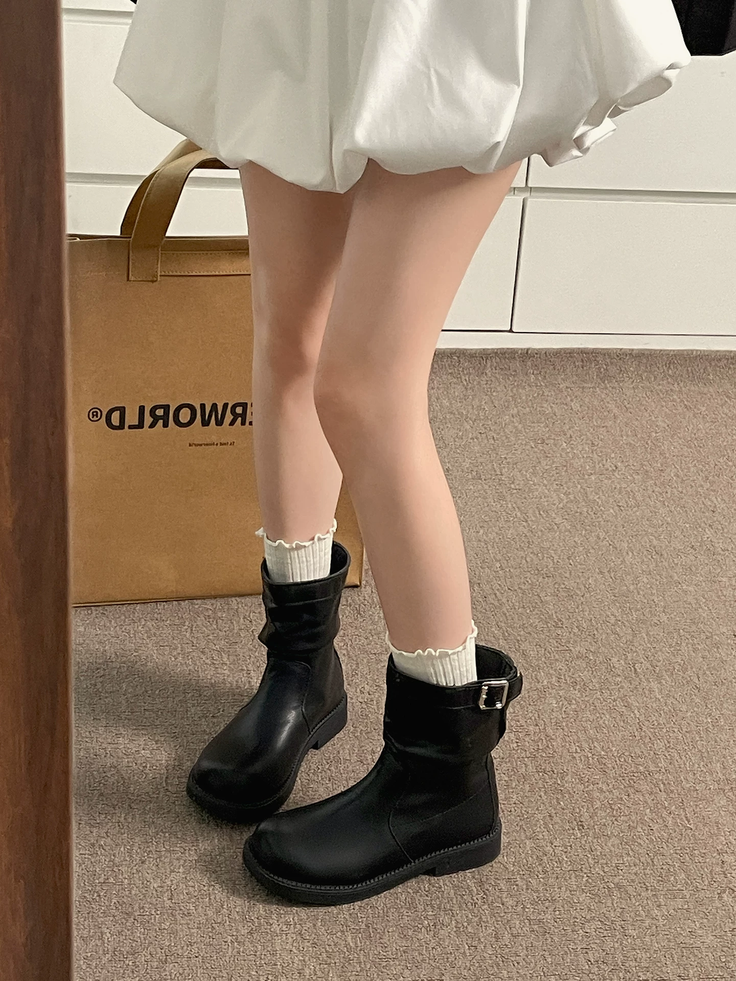 Giày bốt Martin đế dày phong cách Anh quốc cao cấp màu đen cổ điển dành cho nữ, kiểu dáng thu đông mới 2025, phối cùng chân váy giúp trông thon gọn hơn, kiểu dáng lười.