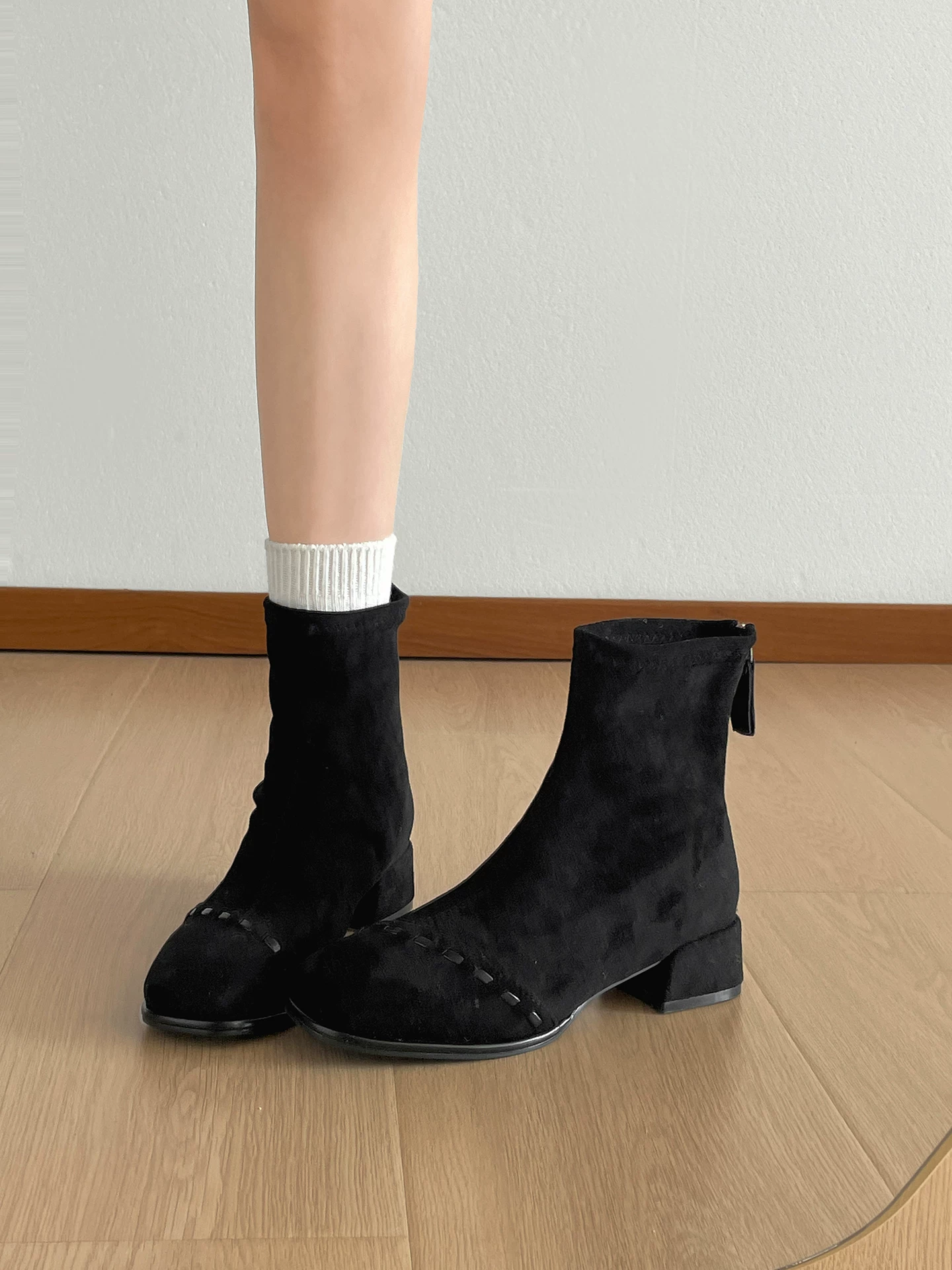 Giày bốt cao gót chunky cổ điển màu nâu dành cho nữ, kiểu dáng thu đông 2025 mới, tôn dáng, tăng chiều cao, bốt ngắn dành cho người nhỏ nhắn.