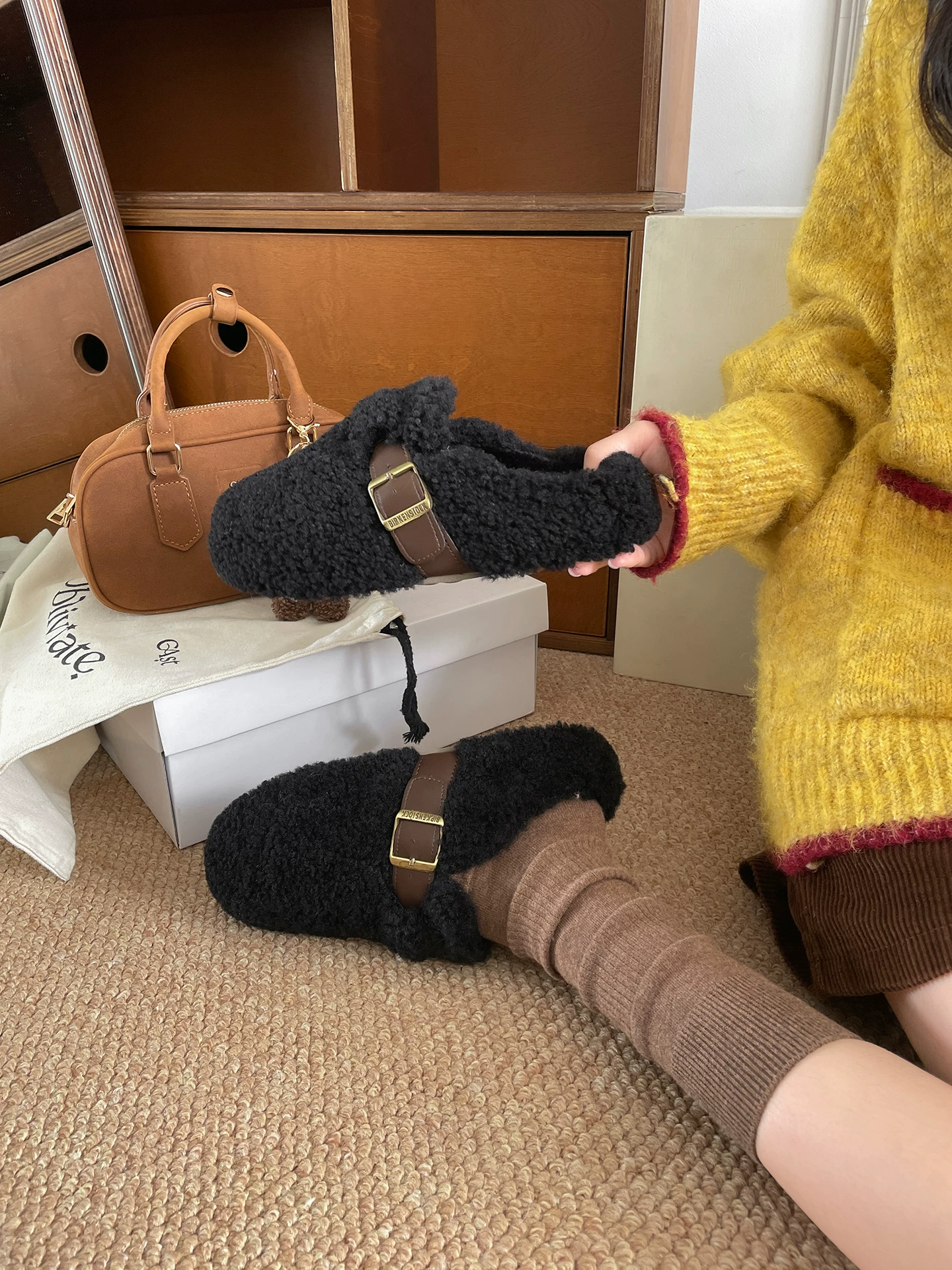 Đôi dép lê nữ đế dày lót lông mềm mại, thích hợp đi ngoài trời, kiểu dáng cổ điển mùa thu đông 2025, kiểu Birkenstock, chất liệu cotton.