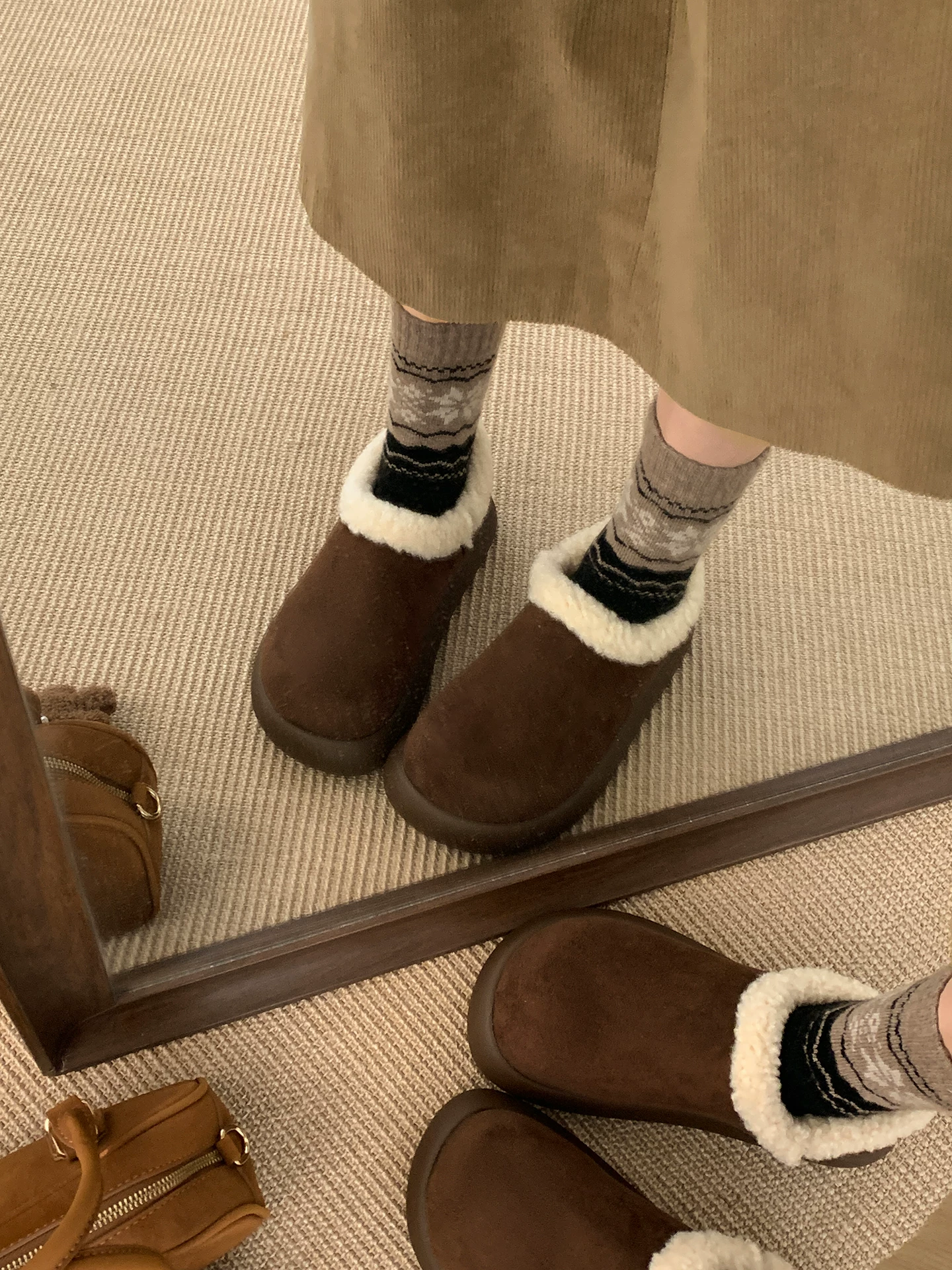 Giày bốt đi tuyết đế dày, lót lông cừu kiểu mới mùa đông 2025 dành cho nữ, ấm áp, đi ngoài trời, tăng chiều cao, chống trơn trượt, kiểu Birkenstock lông xù.