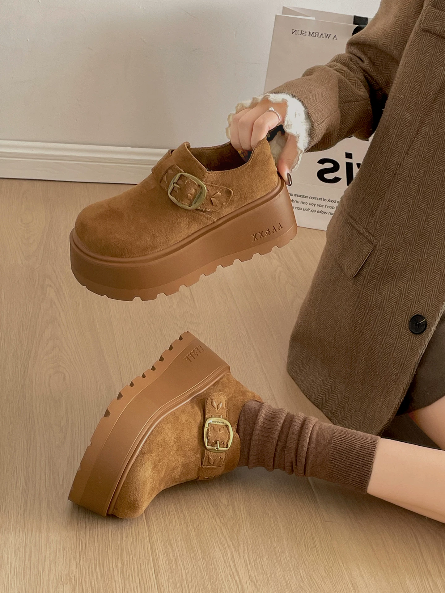 Giày Birkenstock đế dày cổ điển, che kín toàn bộ bàn chân dành cho nữ, mẫu Thu/Đông 2025 mới, tăng chiều cao với lớp lót lông cừu dành cho phụ nữ nhỏ nhắn.