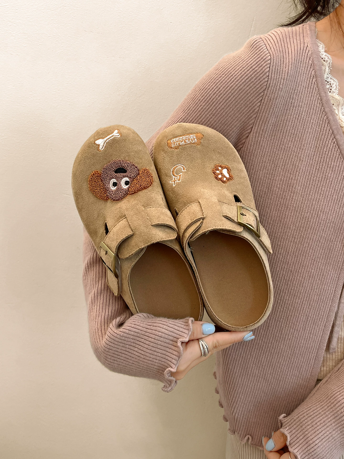 Dép lê nữ đế dày kiểu hoạt hình cổ điển Pháp, đi ngoài trời, kiểu thu đông 2025 mới, phối chân váy, chống trơn trượt, kiểu Birkenstock nửa dép