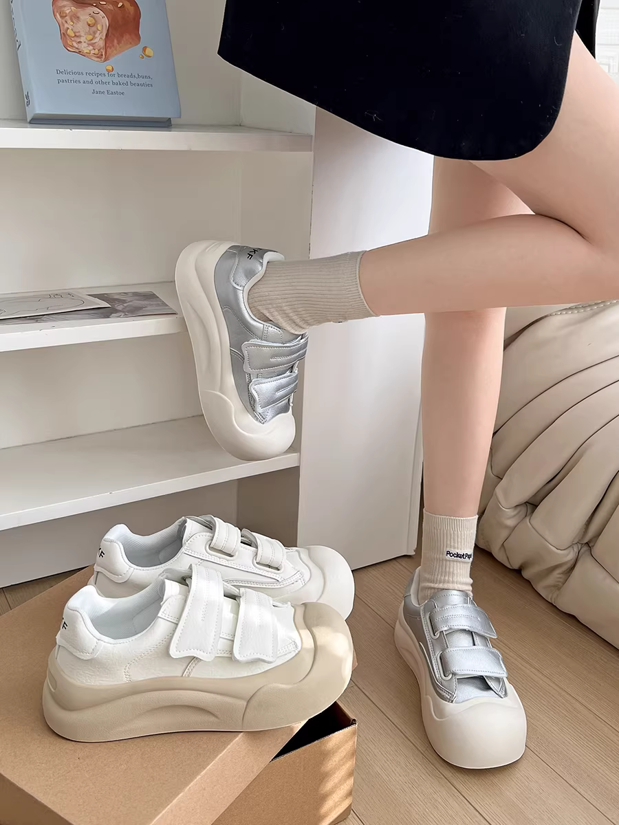 Giày thể thao nữ đế dày màu trắng thời thượng, đa năng, kiểu dáng thu đông 2025 mới, tăng chiều cao, mũi rộng, kiểu dán quai.