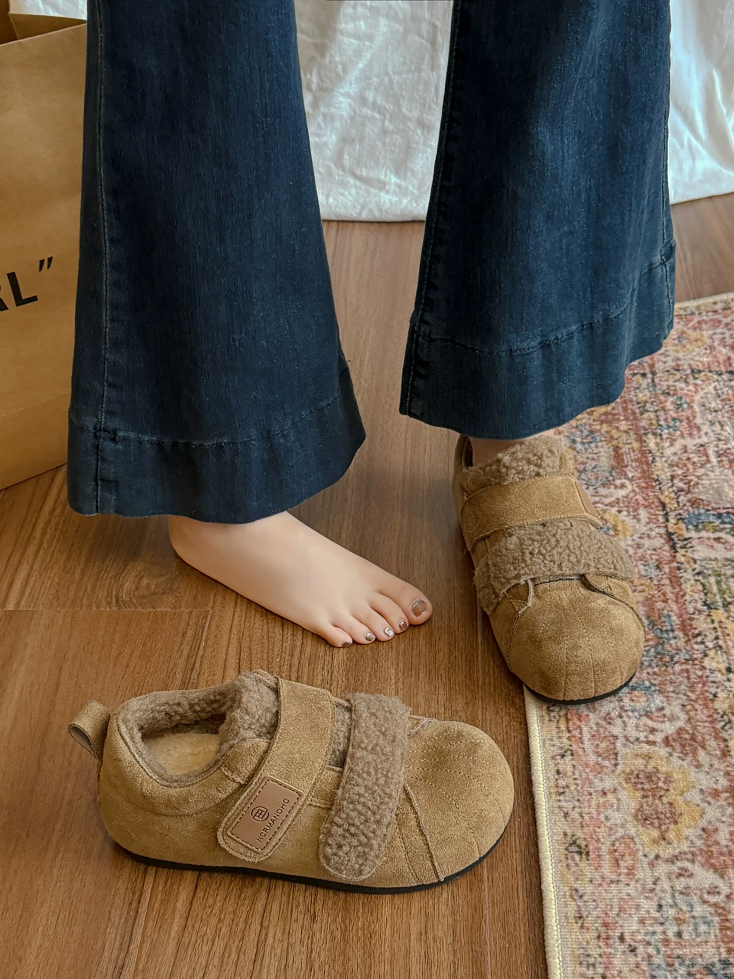 Giày bông tuyết đế dày lót lông cừu kiểu cổ điển dành cho nữ, mùa đông 2025 kiểu mới, đi ngoài trời, giày tập Đức ấm áp lông xù.