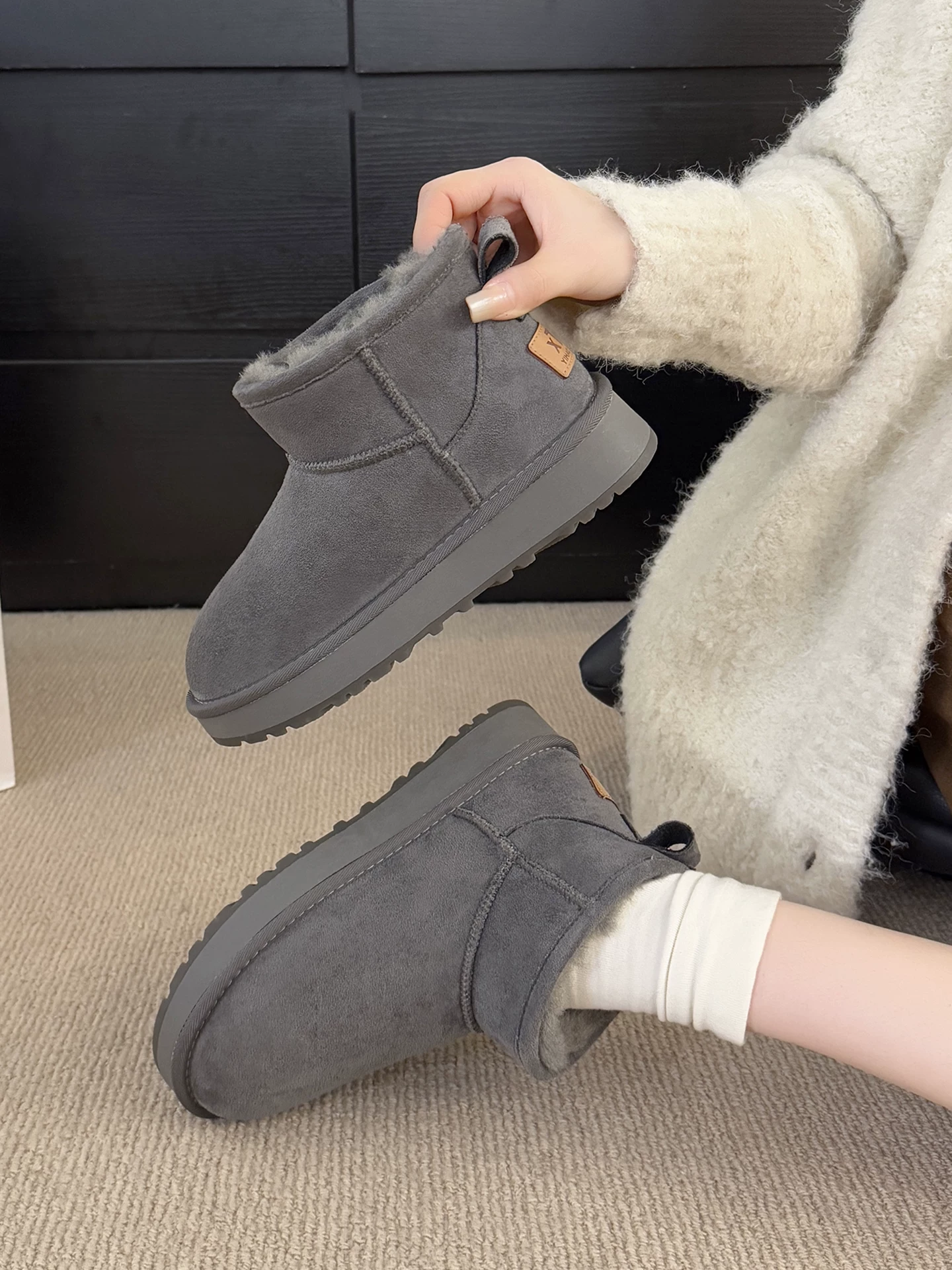 Giày bốt đi tuyết đế dày, lót lông cừu, giữ ấm dành cho nữ, mẫu mới mùa đông 2025, phong cách Đông Bắc, kiểu giày cotton Birkenstock.