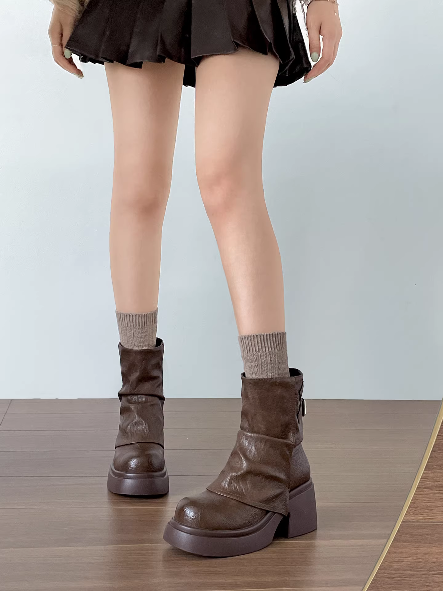 Giày bốt Martin đế dày màu nâu Nan Zai Nan Mei La dành cho nữ, mẫu mới thu đông 2025, kiểu dáng thon gọn, tăng chiều cao.
